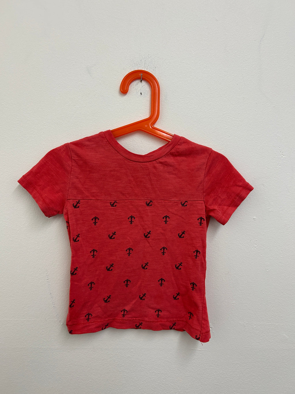 T-shirt rouge à ancres marine