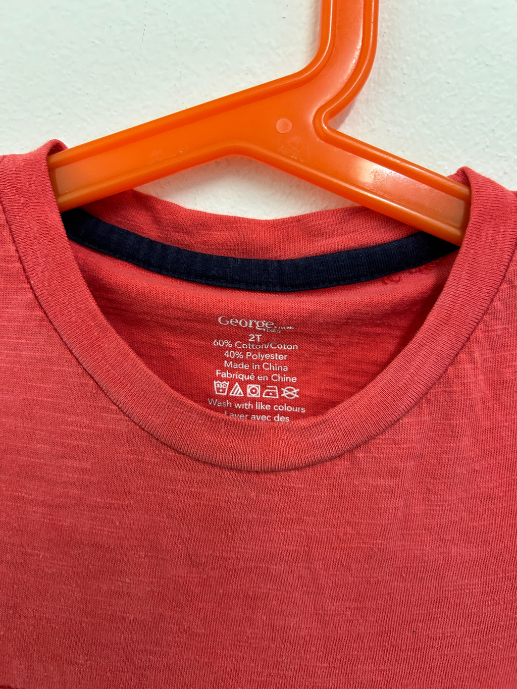 T-shirt rouge à ancres marine