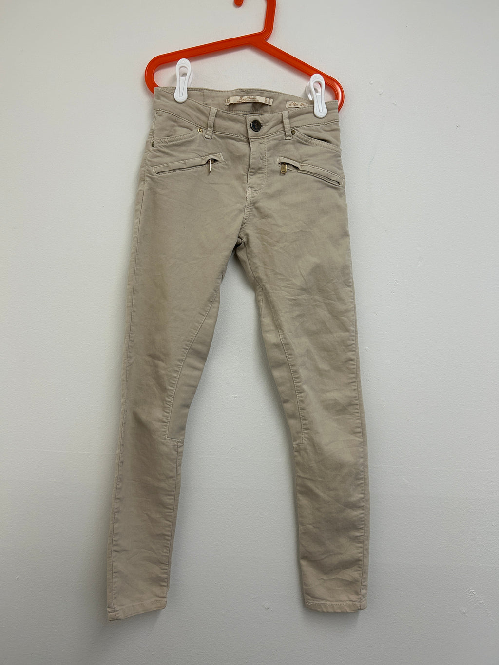 Pantalon beige ajusté avec zips dorés — Leana Women