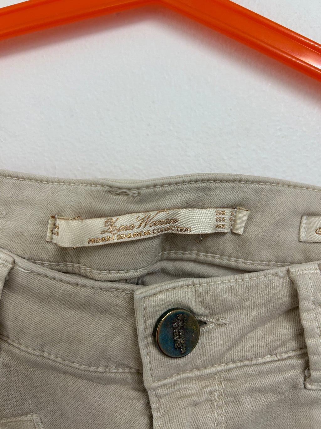 Pantalon beige ajusté avec zips dorés — Leana Women