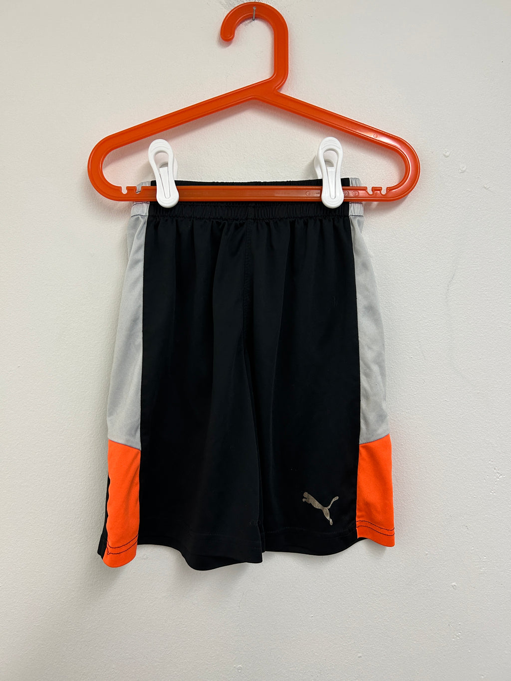 Short de sport noir et orange — PUMA