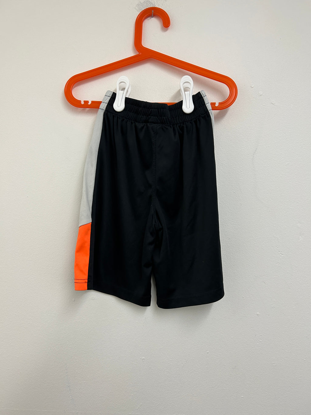 Short de sport noir et orange — PUMA