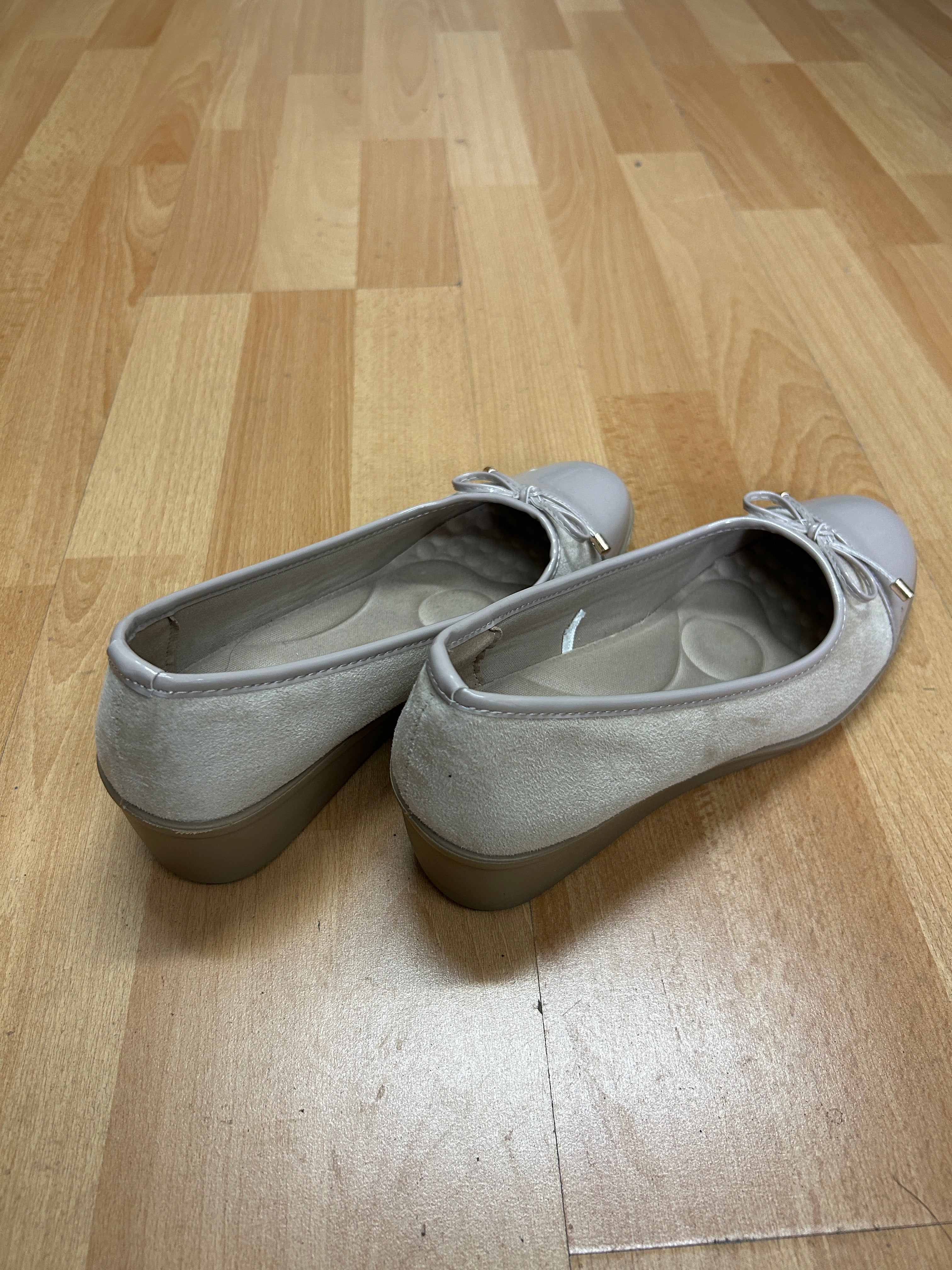 Chaussures beiges à bout verni — Classical Editions