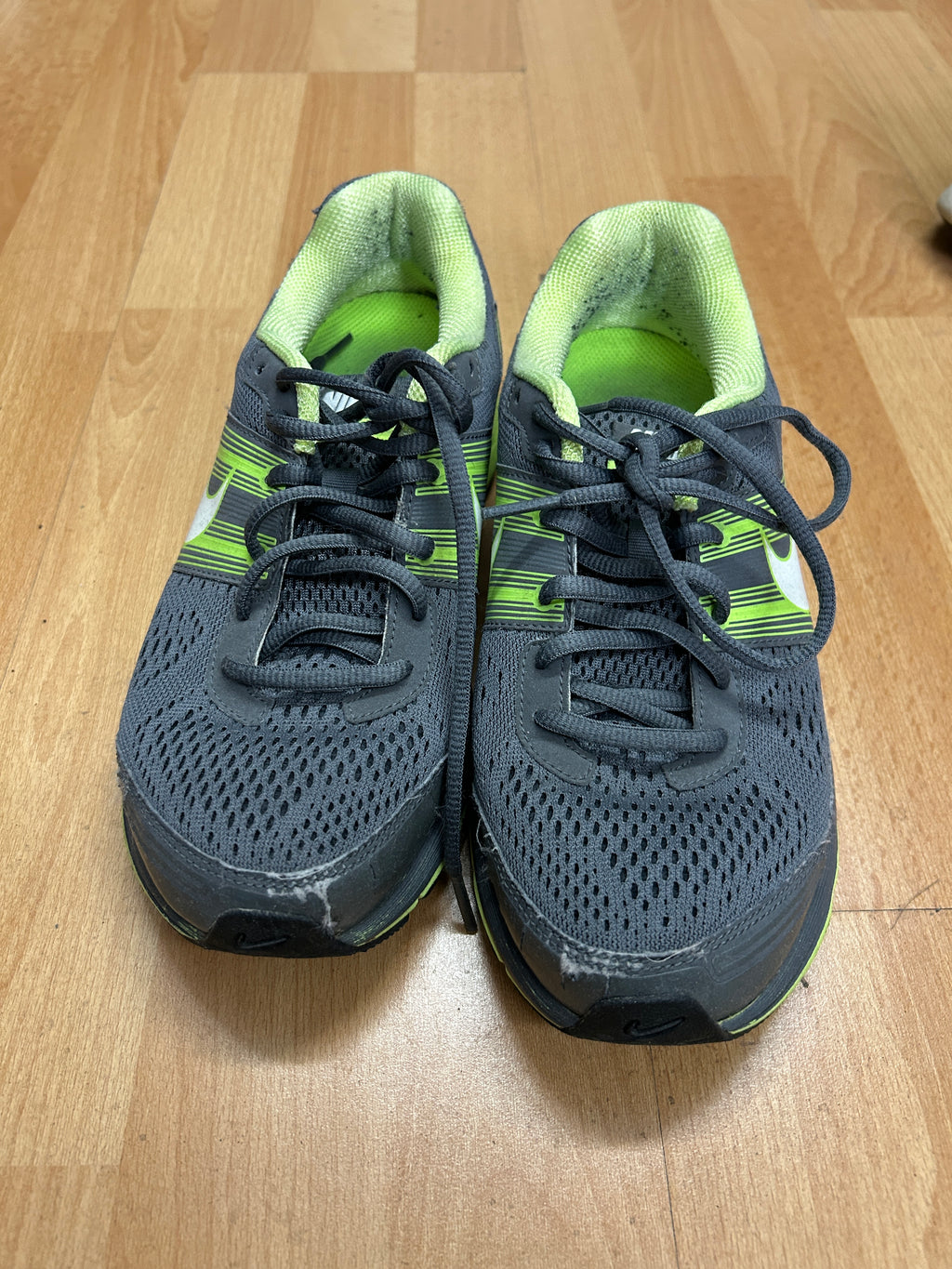 Espadrilles de course grises et vert lime — Nike