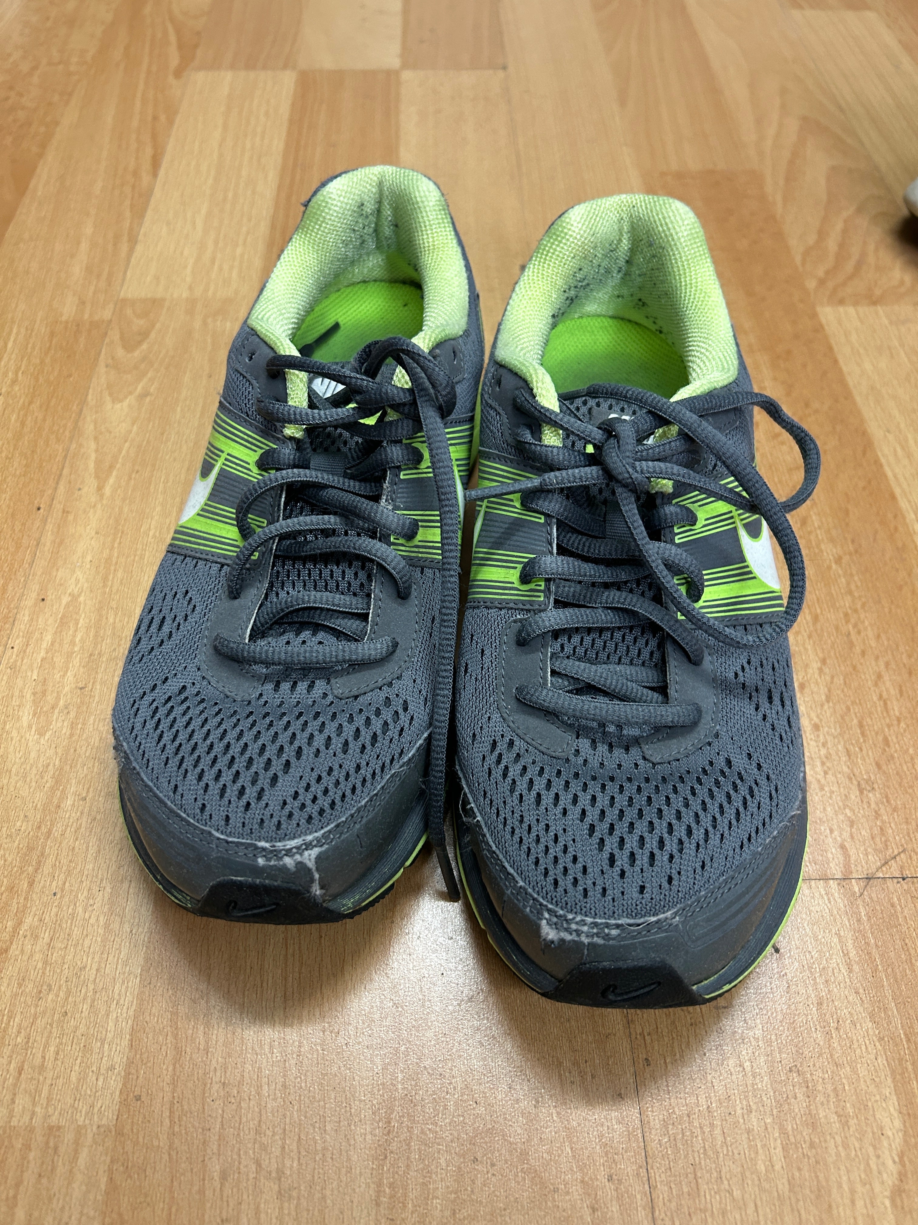 Espadrilles de course grises et vert lime — Nike