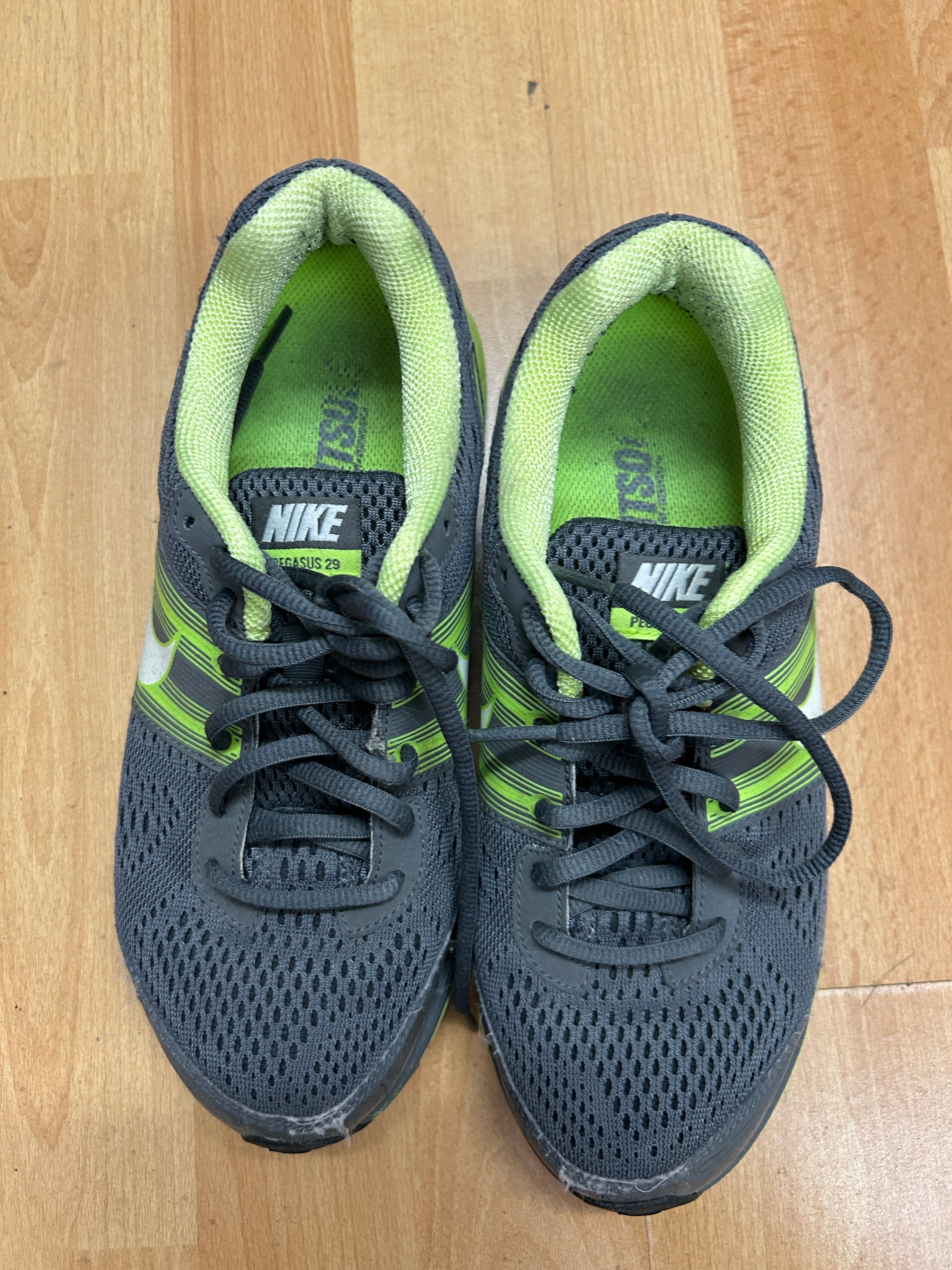 Espadrilles de course grises et vert lime — Nike