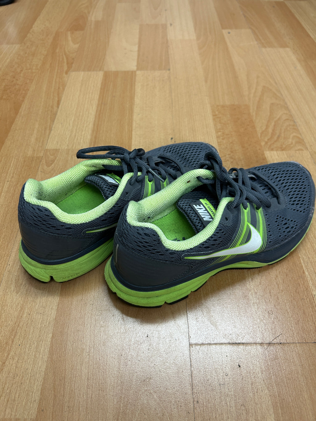 Espadrilles de course grises et vert lime — Nike