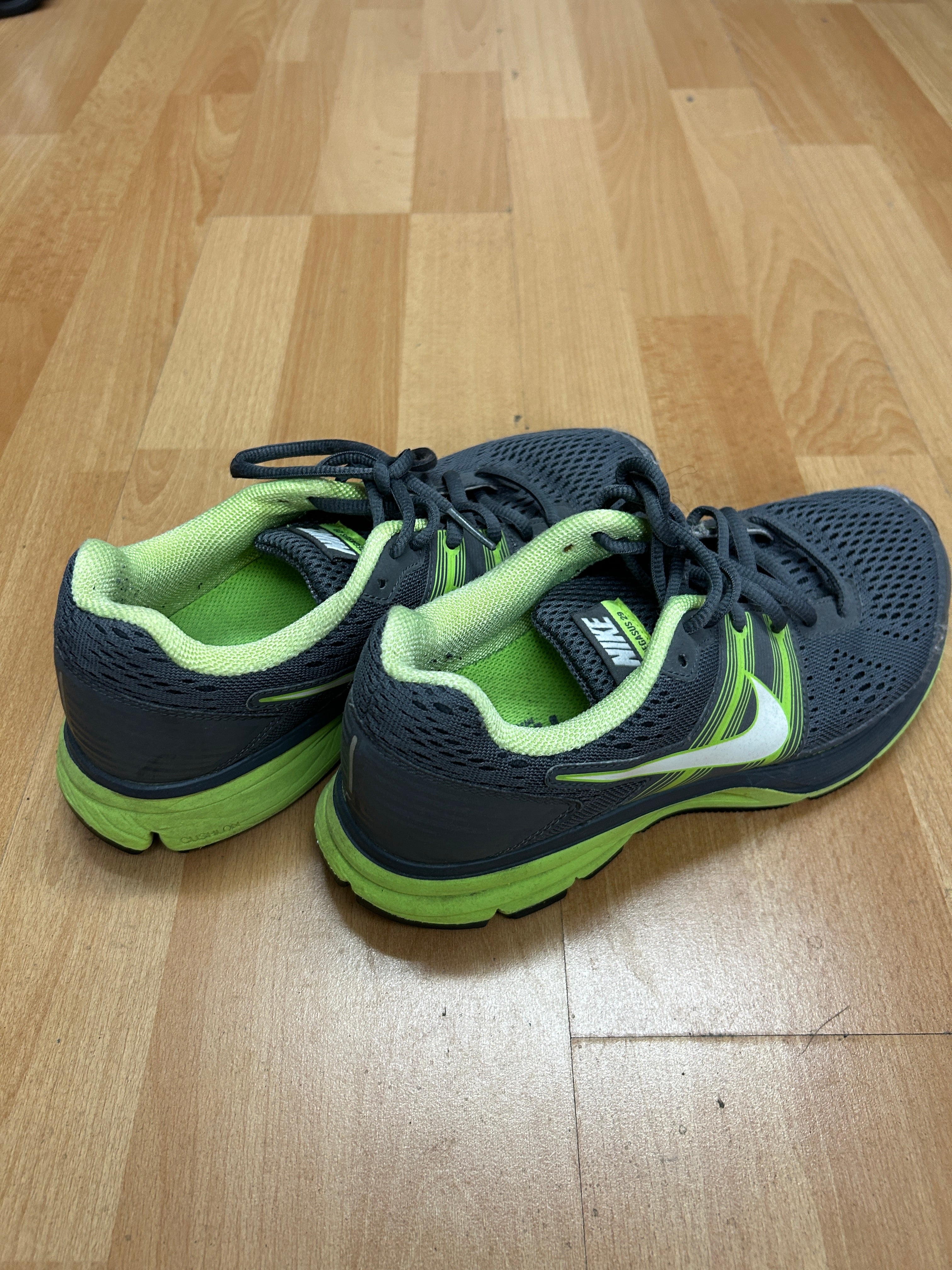 Espadrilles de course grises et vert lime — Nike