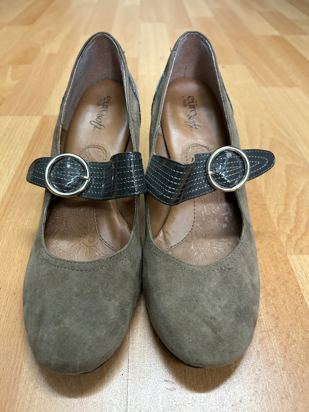 Chaussures à talons brun taupe à bride — Soft