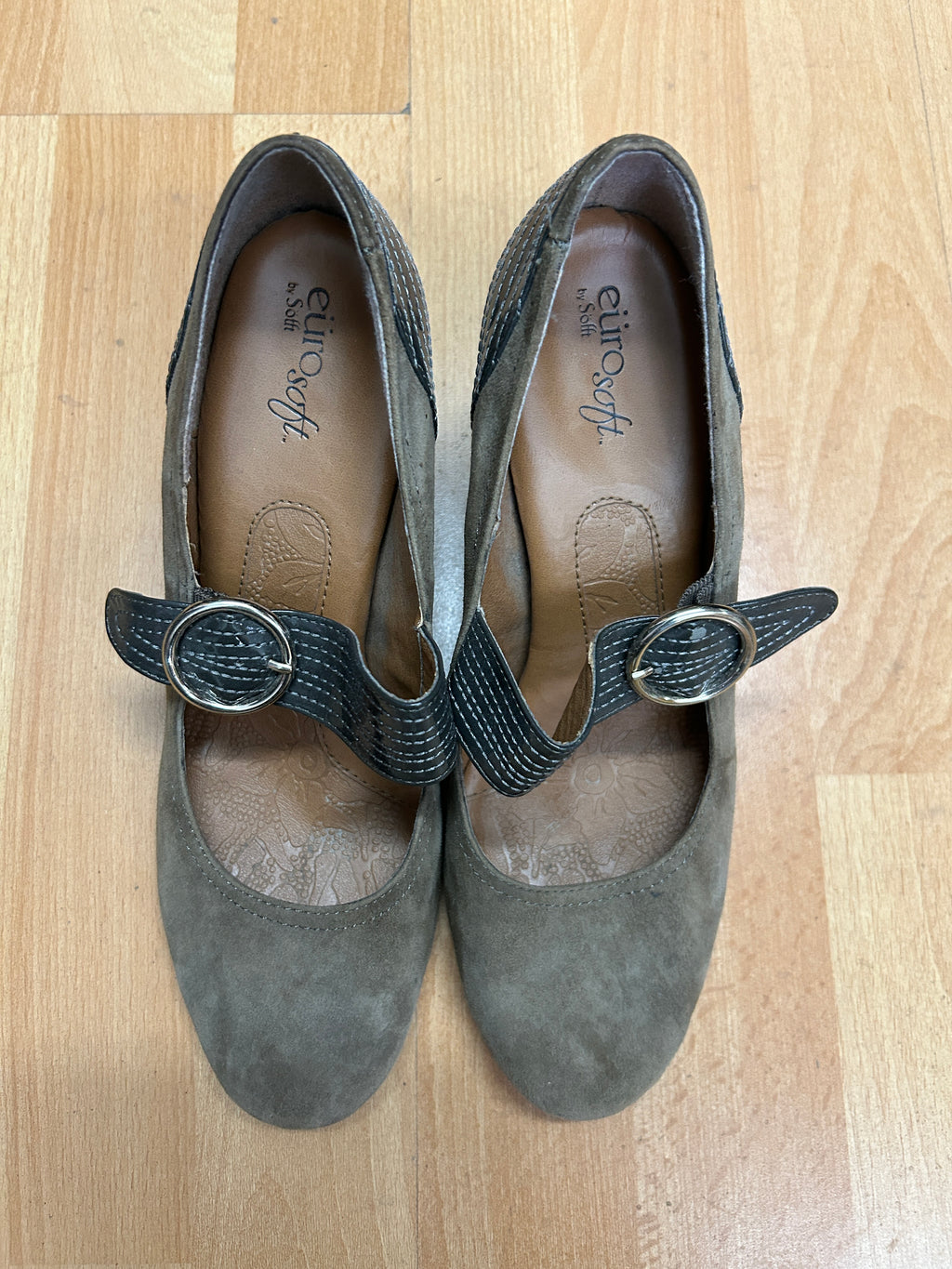 Chaussures à talons brun taupe à bride — Soft