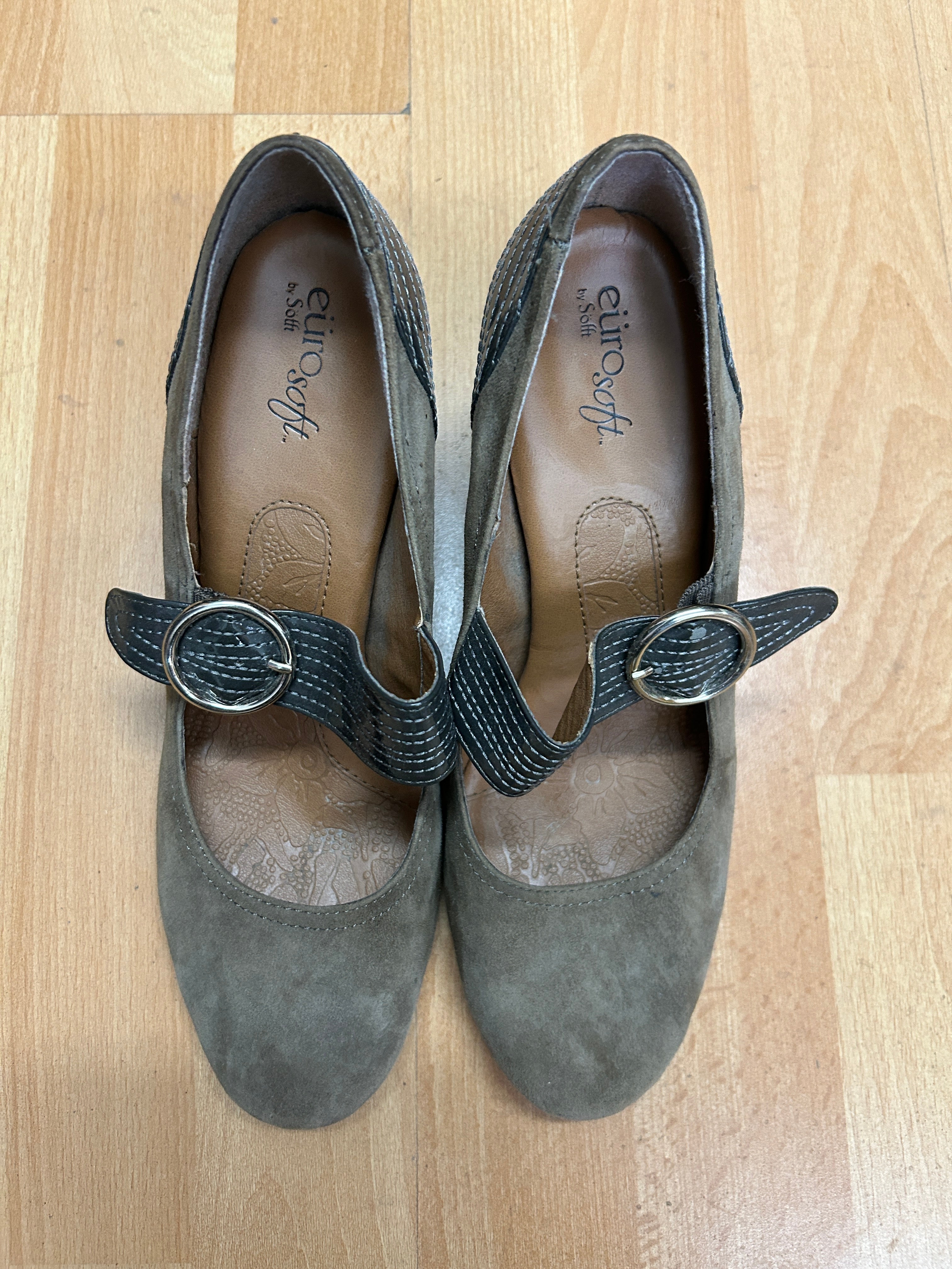 Chaussures à talons brun taupe à bride — Soft