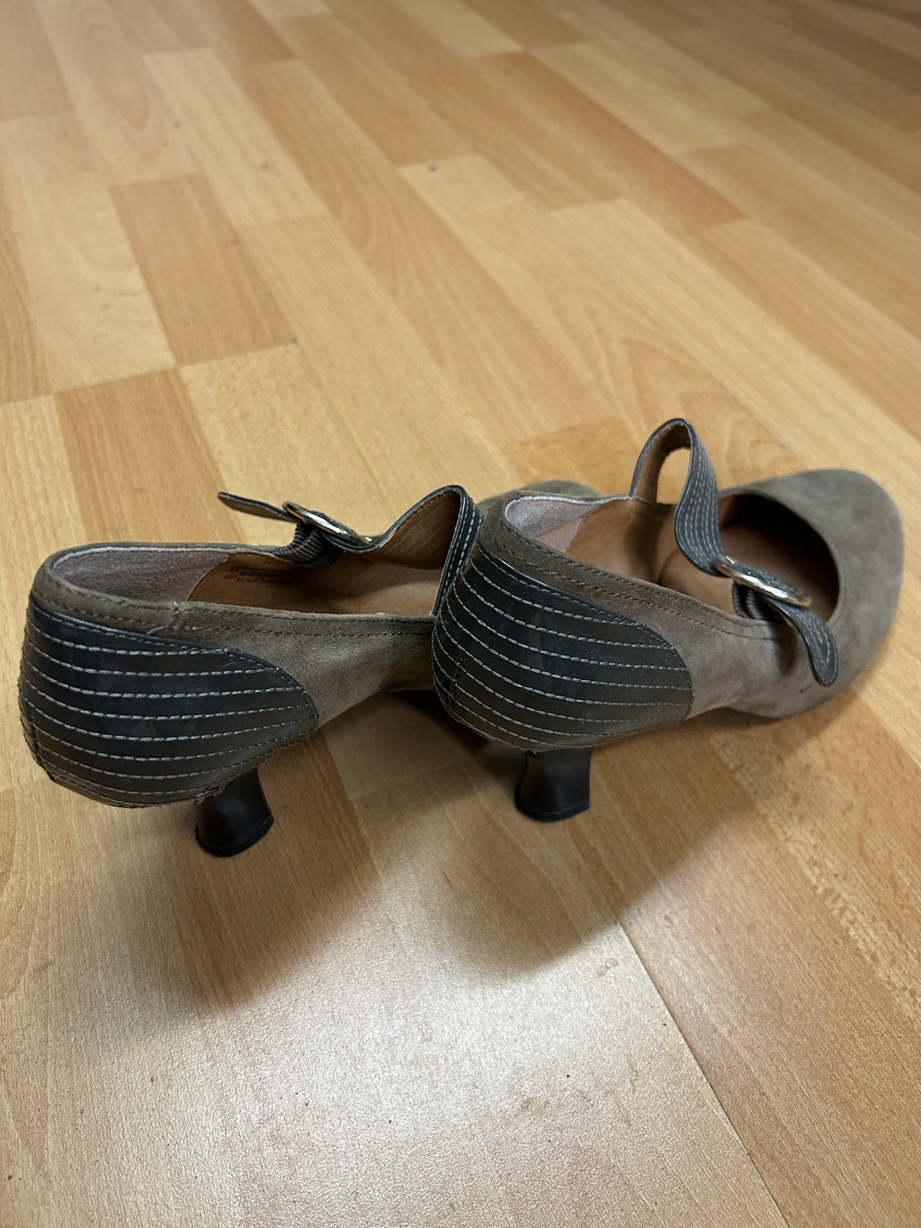 Chaussures à talons brun taupe à bride — Soft