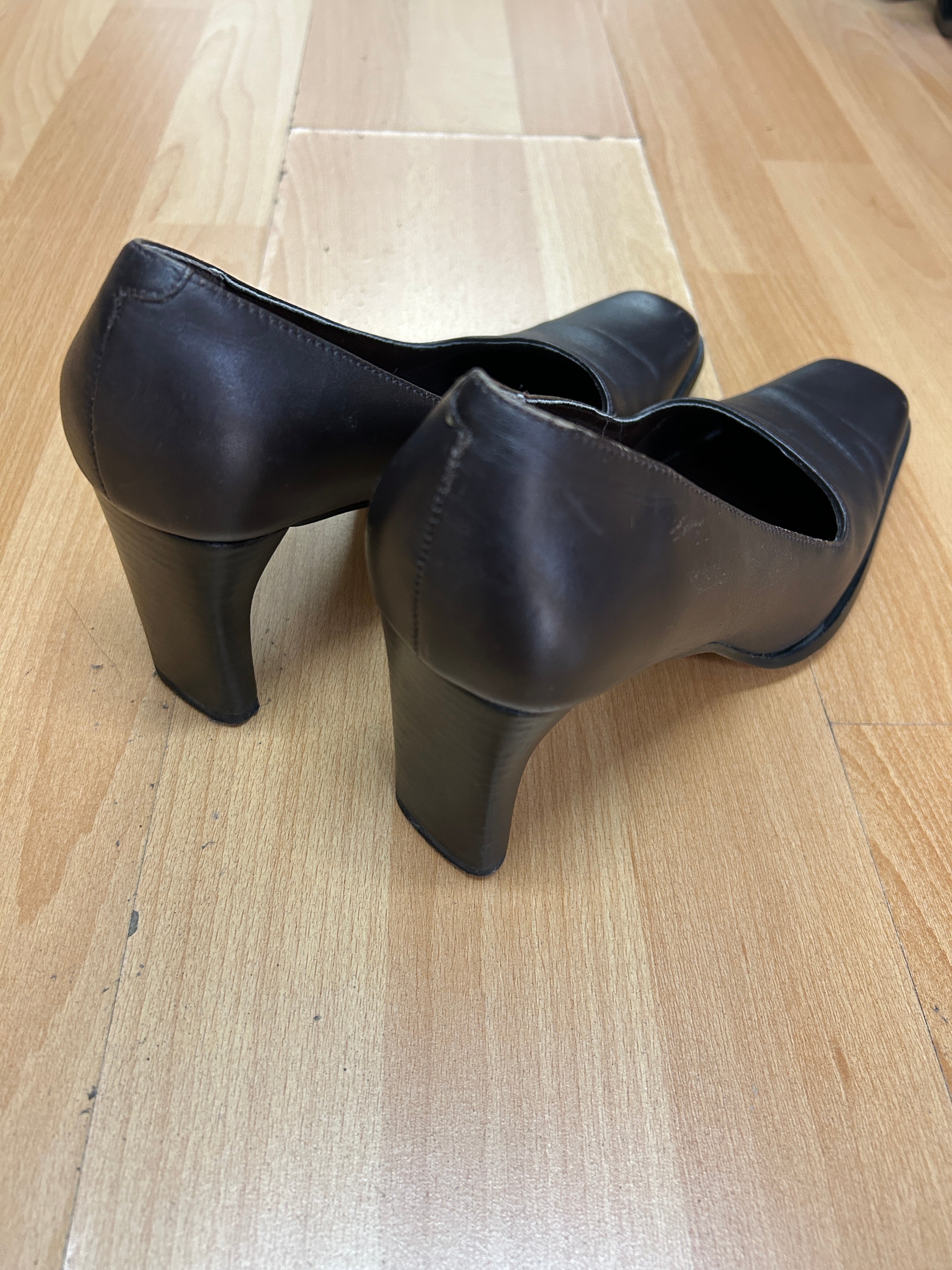 Escarpins en cuir brun — Maraolio