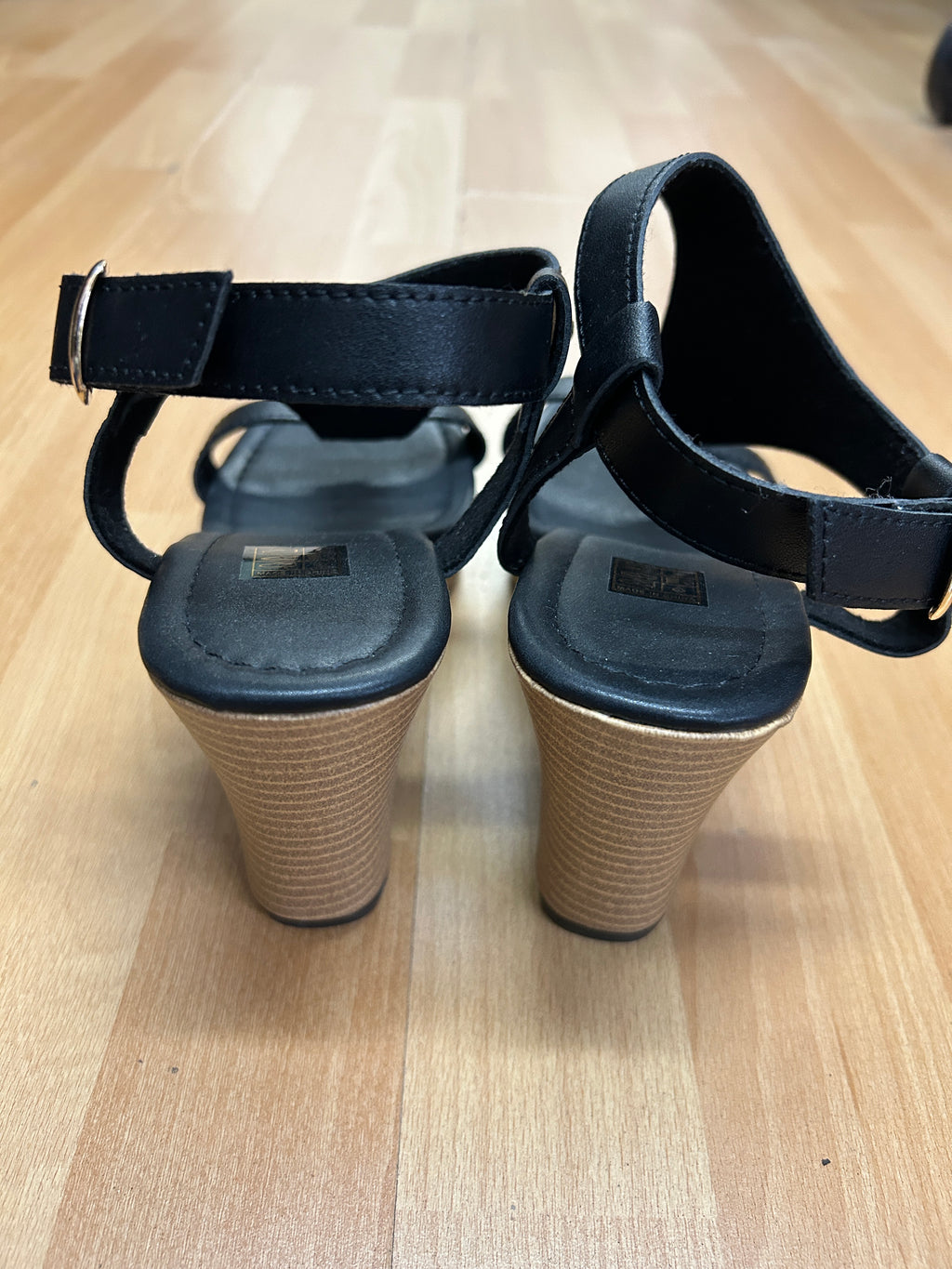 Sandales à talons compensés noirs