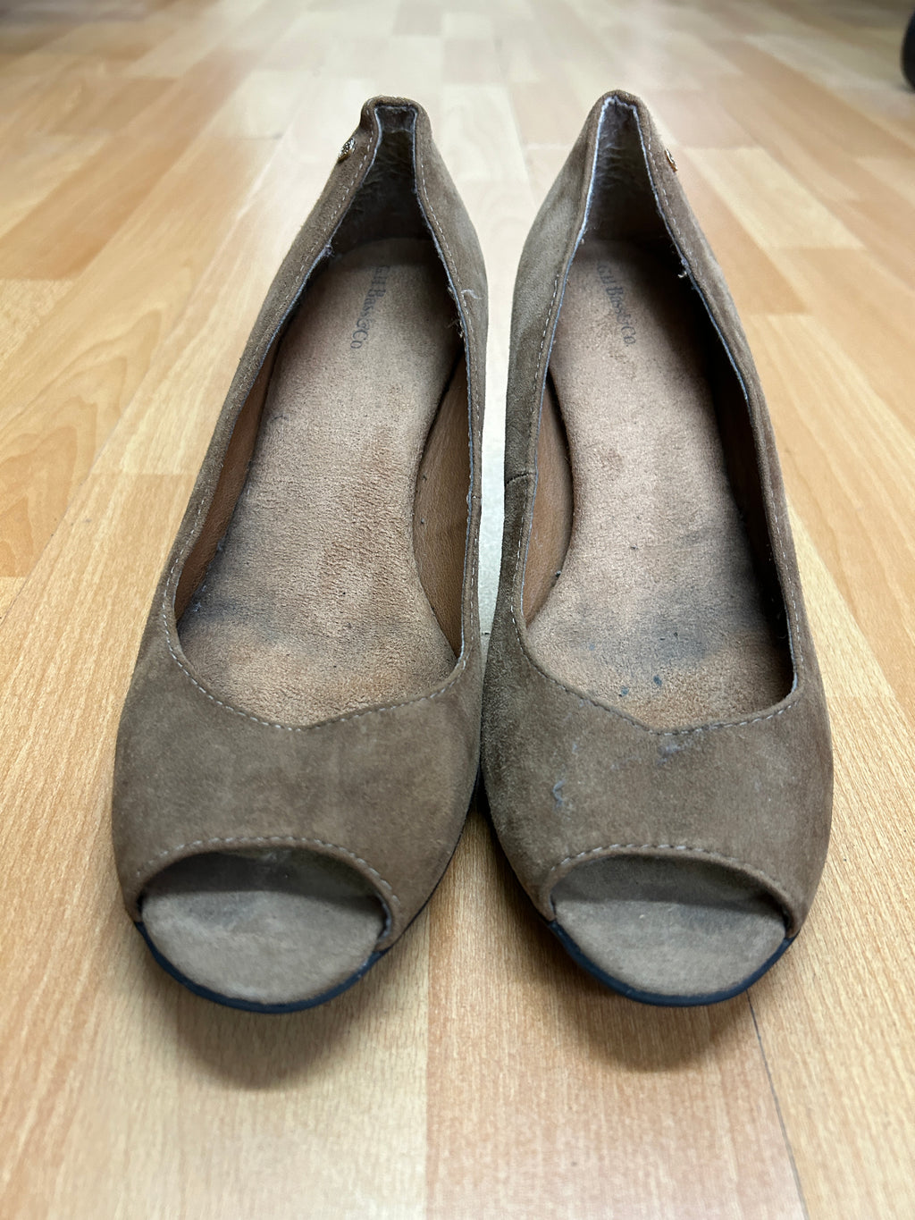 Escarpins ouverts en suède brun — Bass & Co.