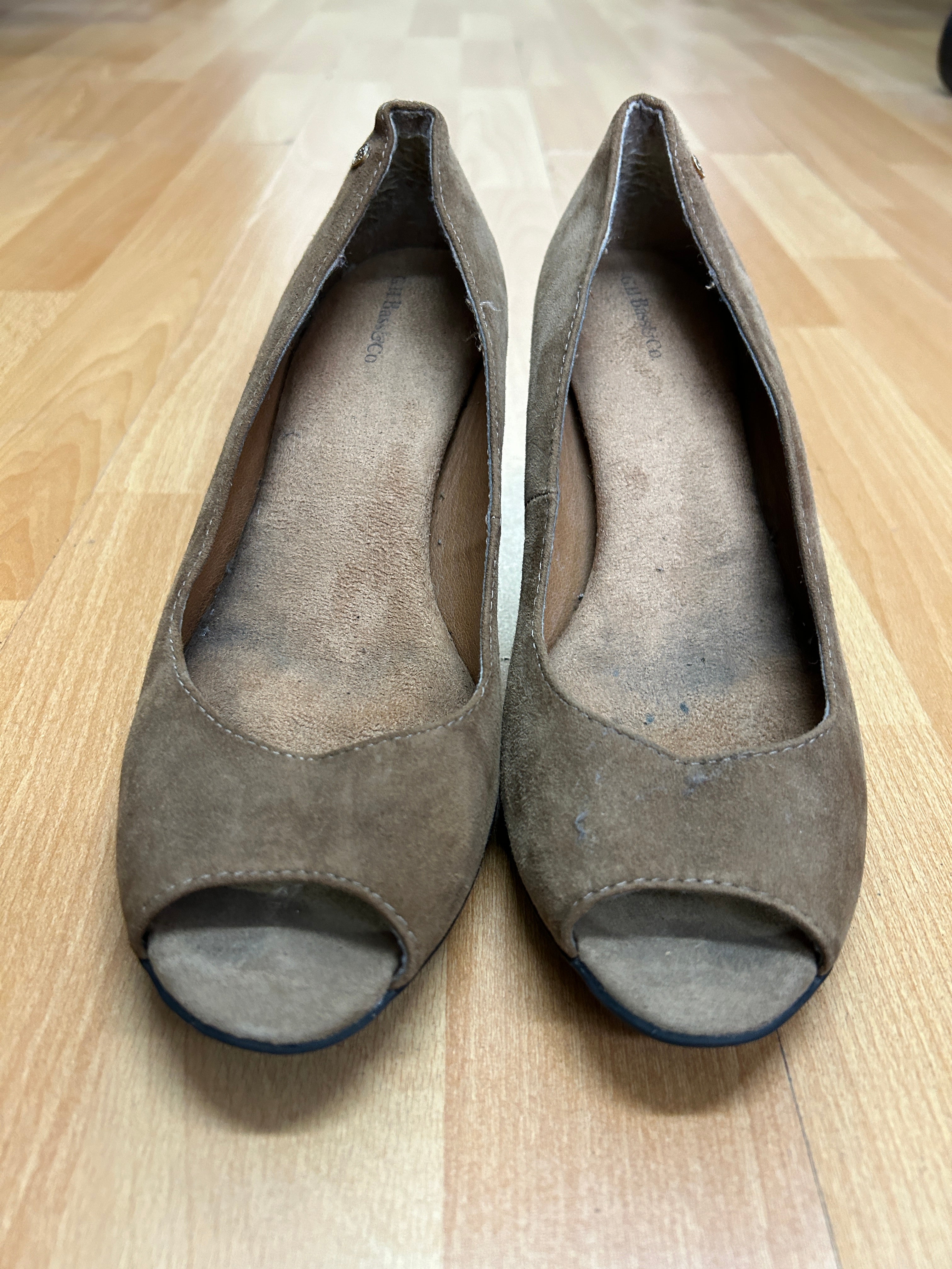 Escarpins ouverts en suède brun — Bass & Co.