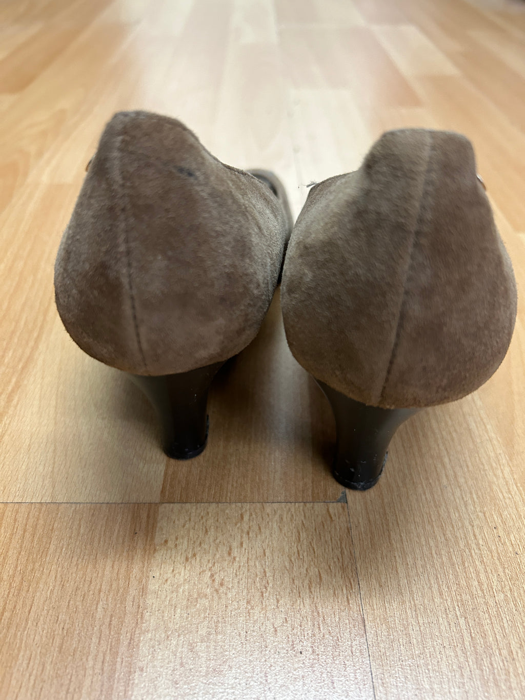 Escarpins ouverts en suède brun — Bass & Co.