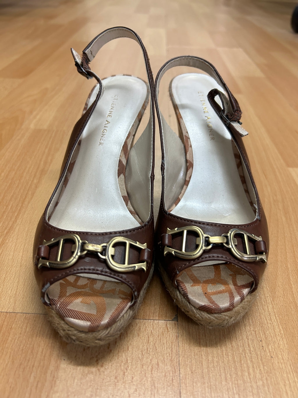 Sandales compensées à talon ouvert — Etienne Aigner