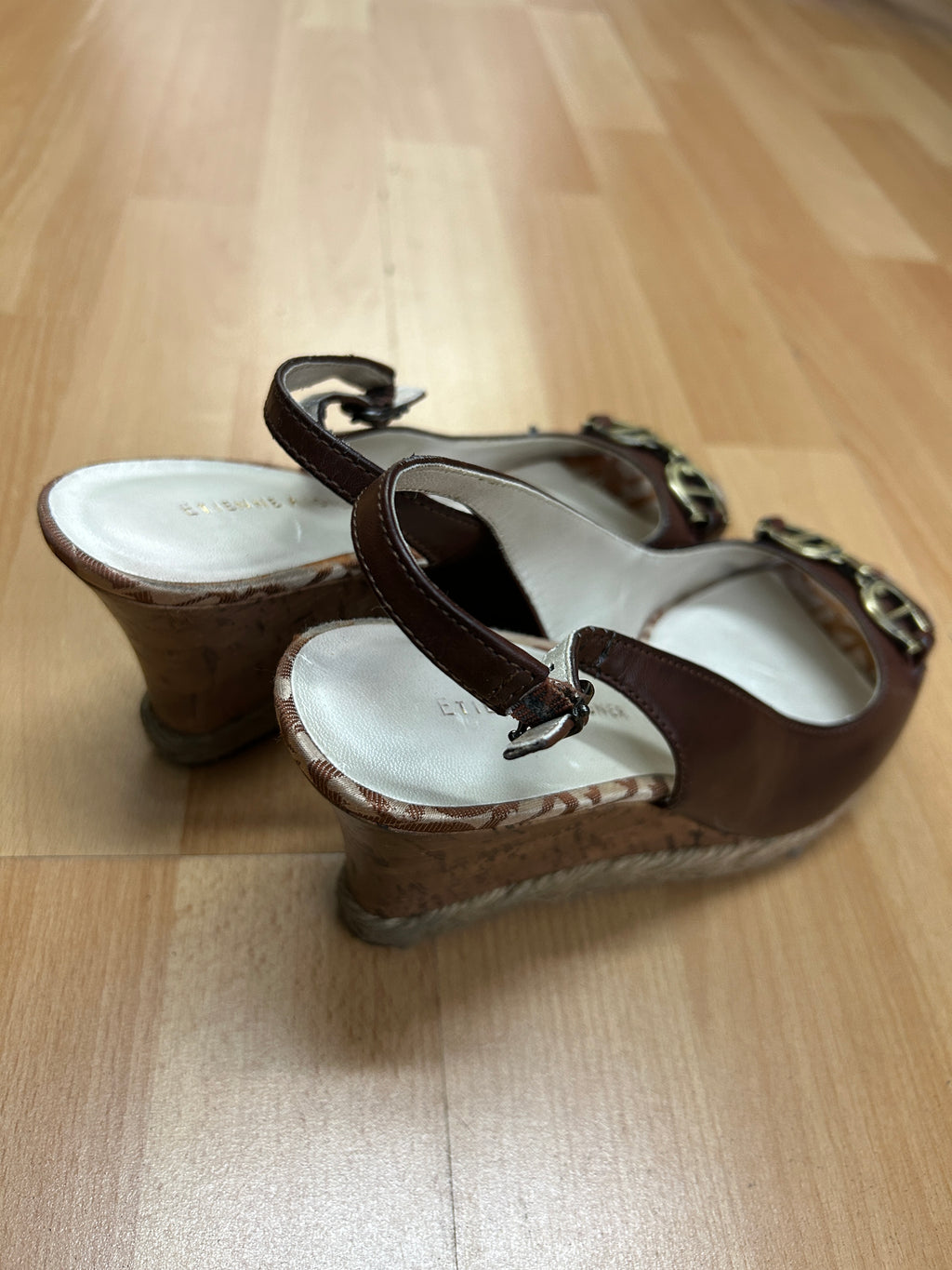 Sandales compensées à talon ouvert — Etienne Aigner