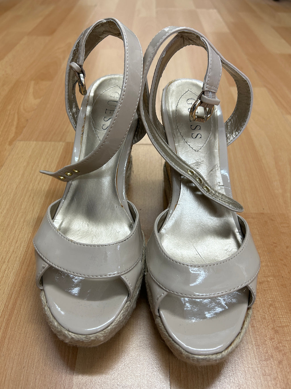 Sandales compensées à brides beiges — Guess