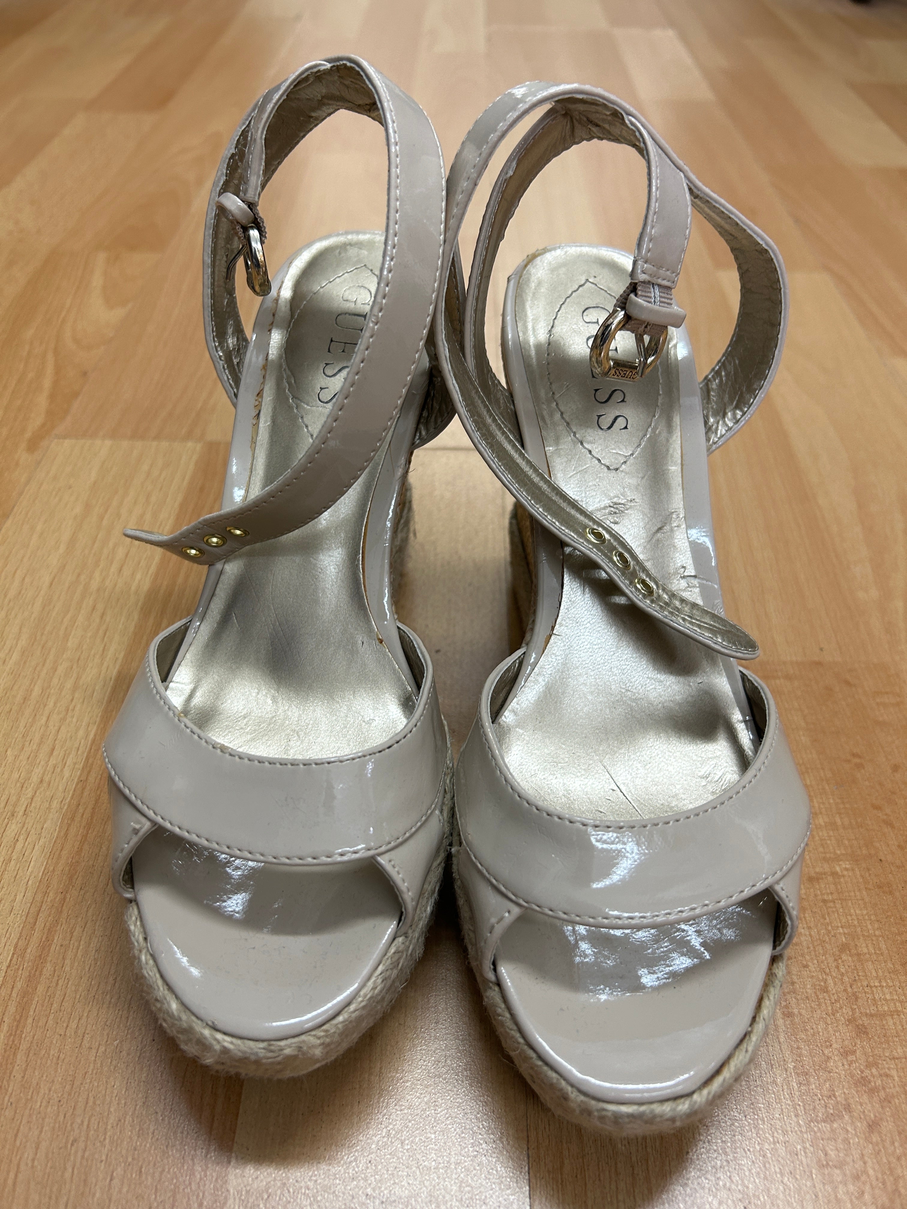 Sandales compensées à brides beiges — Guess