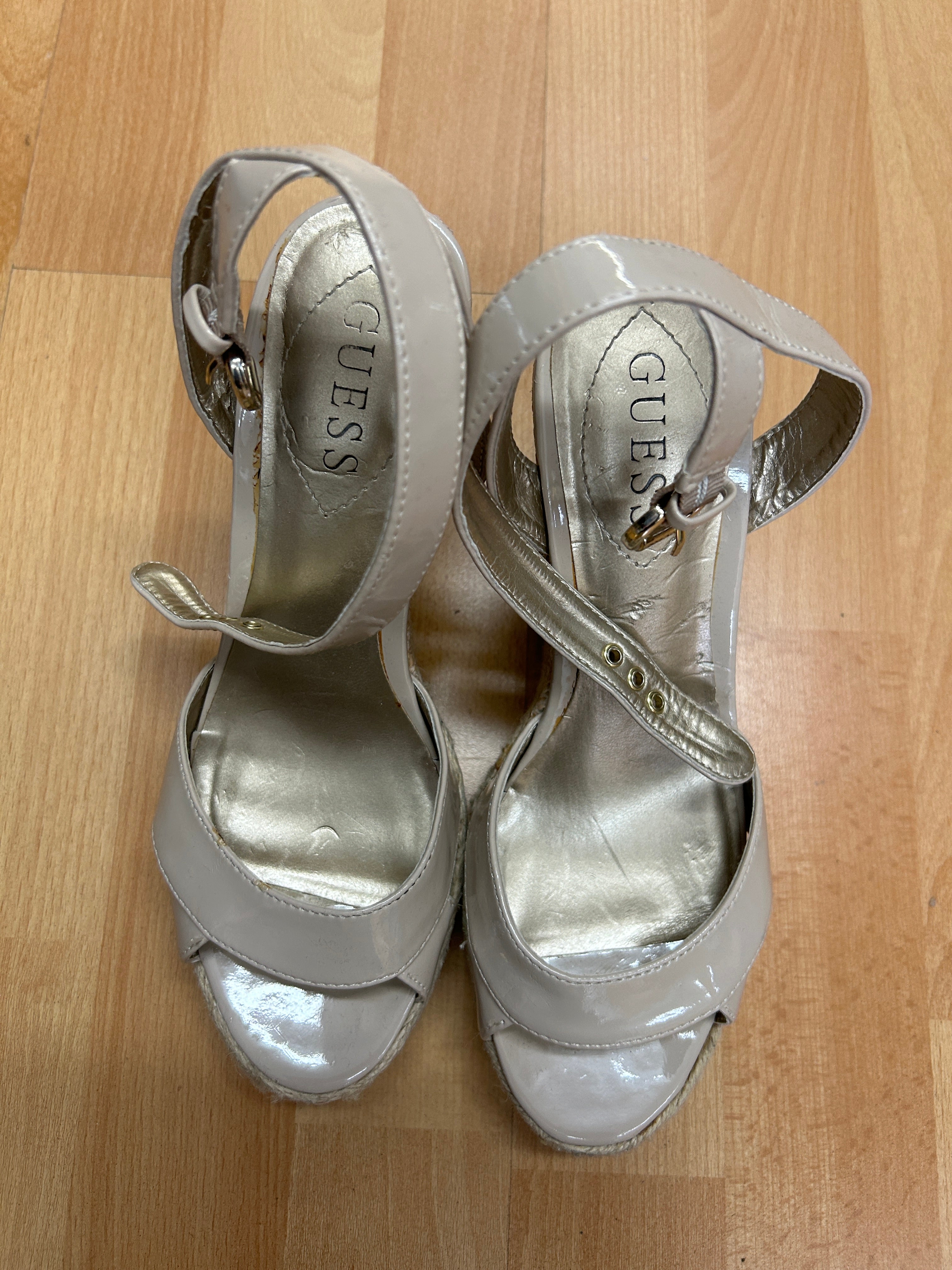 Sandales compensées à brides beiges — Guess