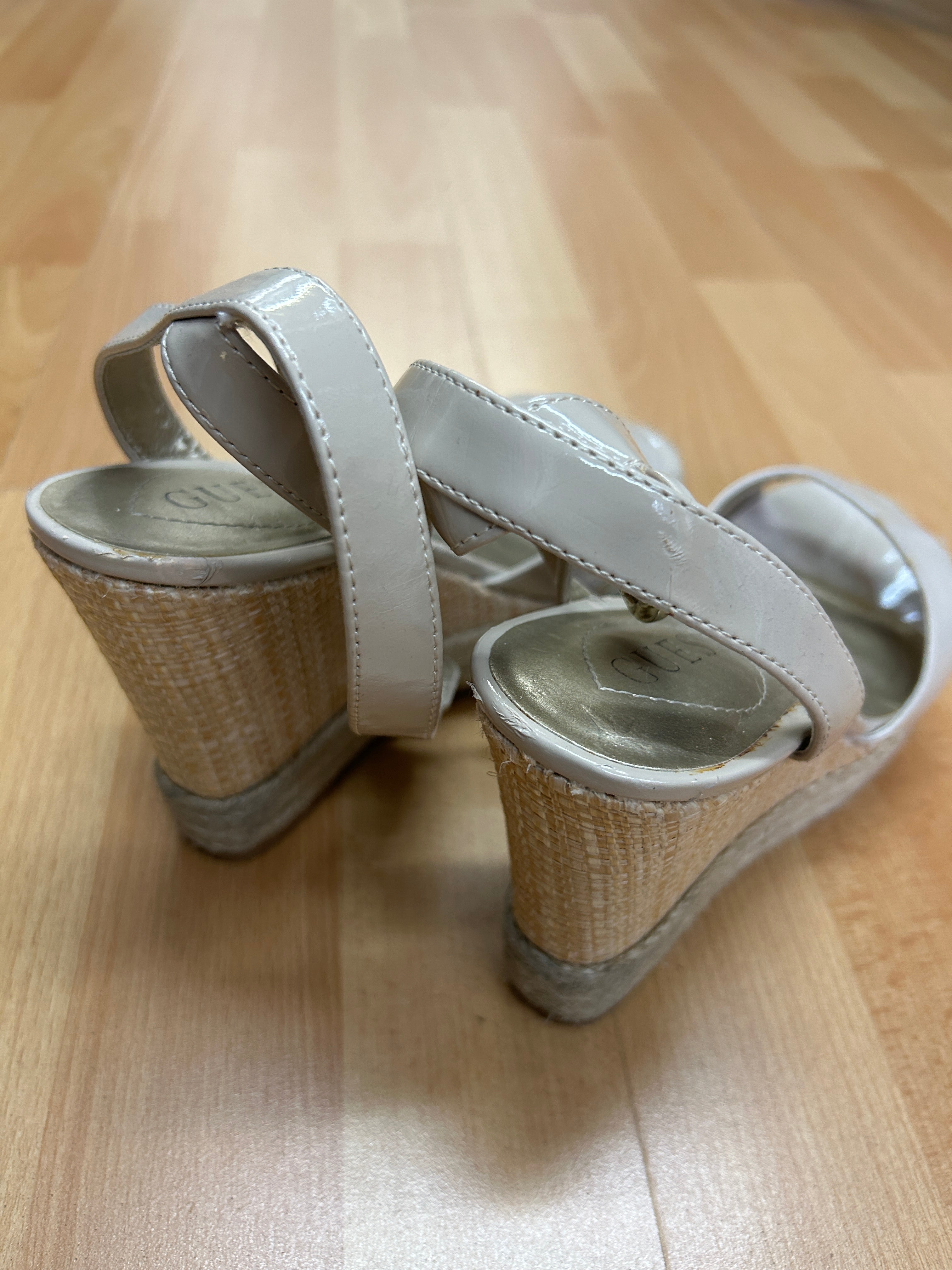 Sandales compensées à brides beiges — Guess