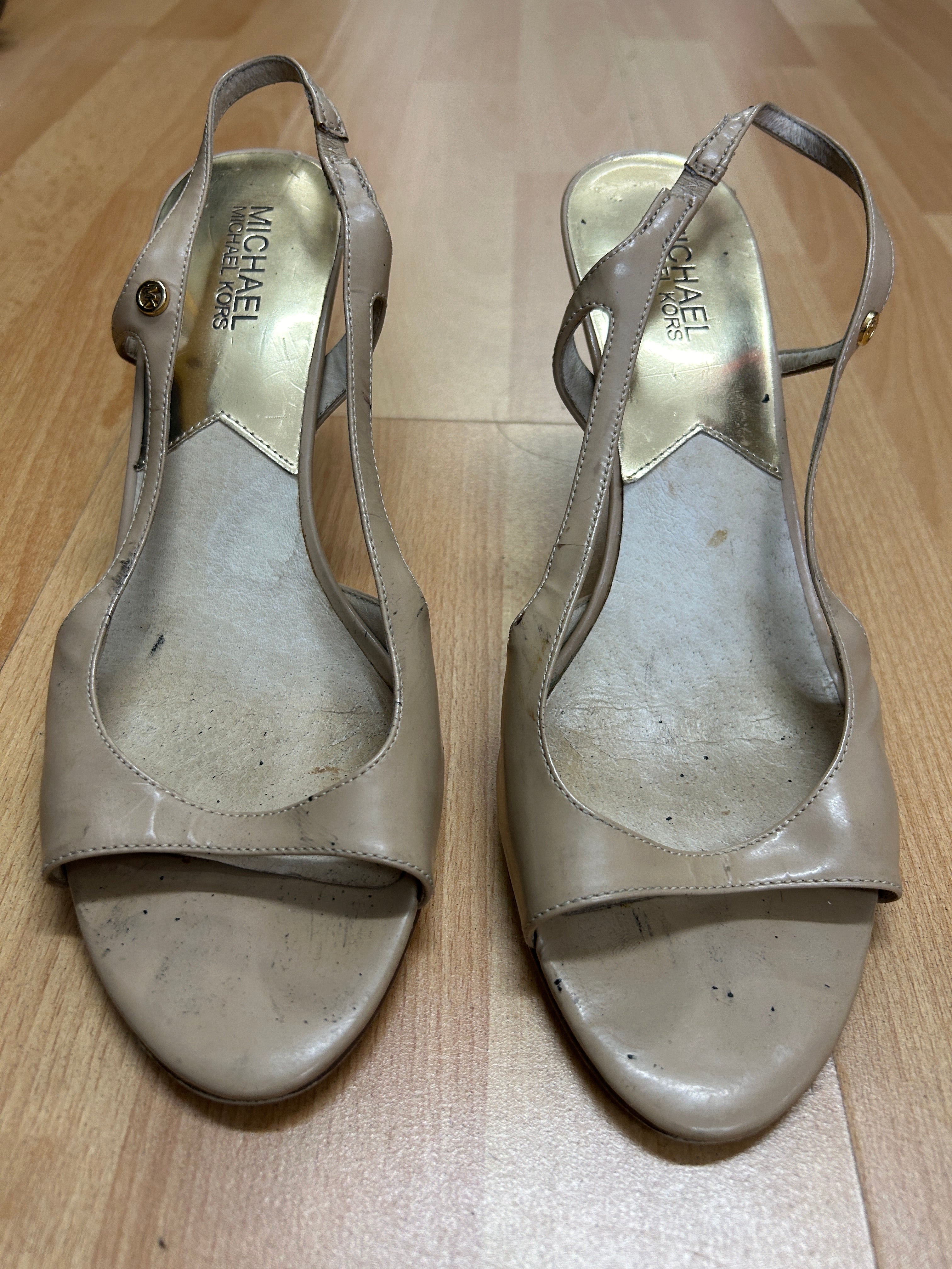 Talon Hauts beiges à bride arrière — Michael Kors