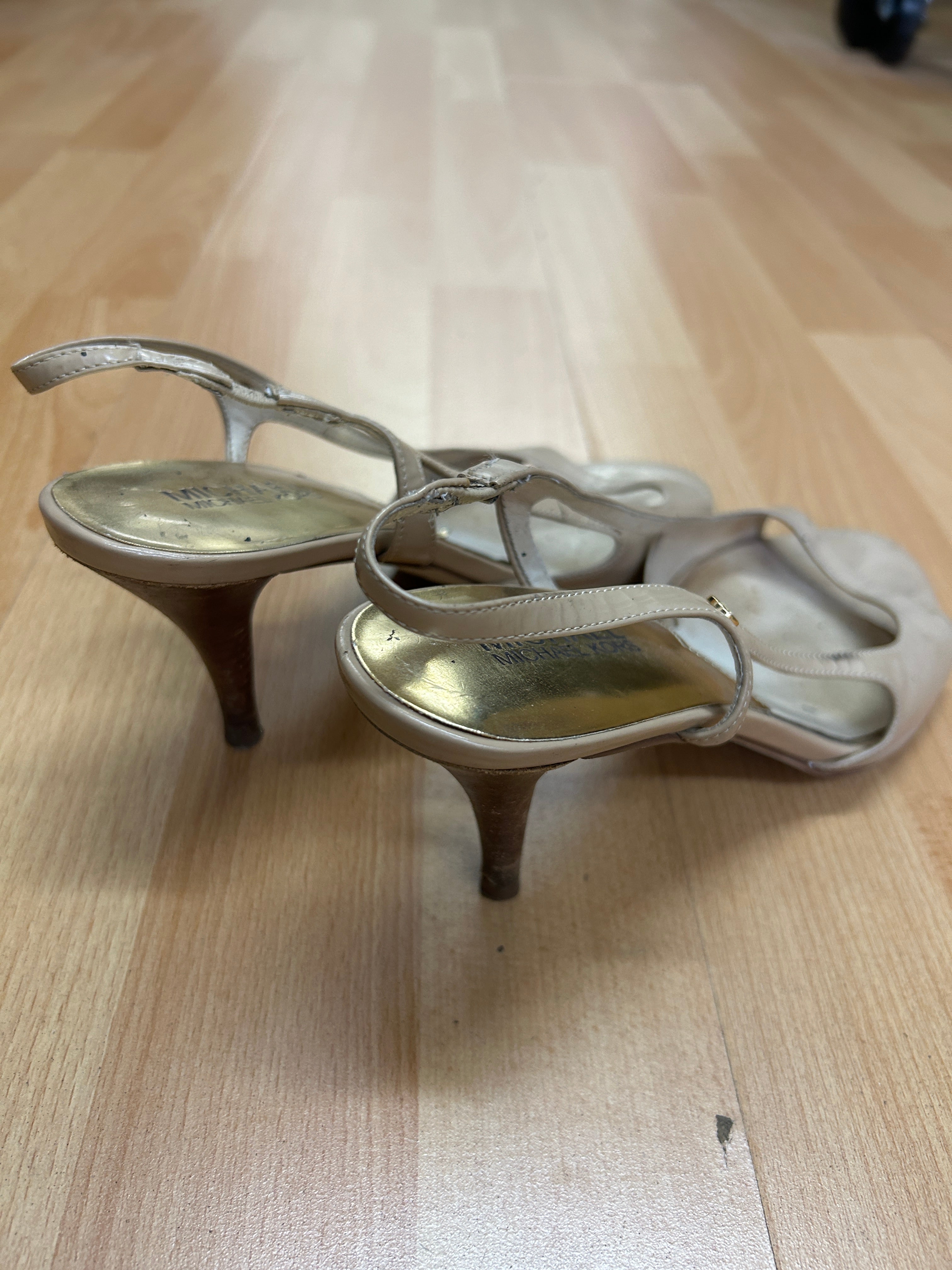 Talon Hauts beiges à bride arrière — Michael Kors