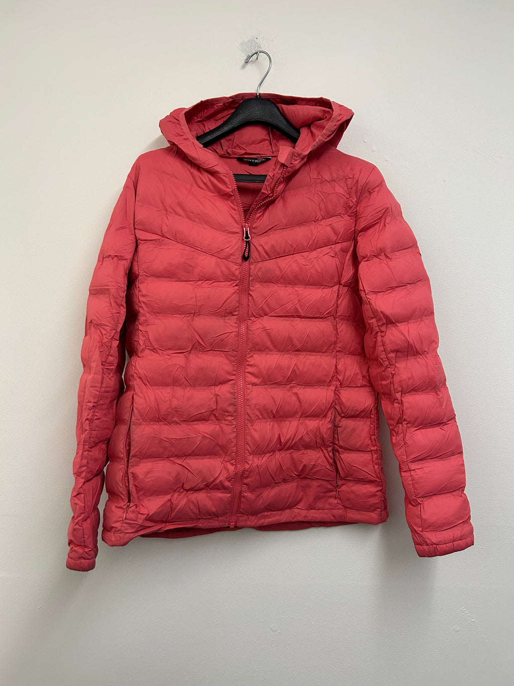 Manteau matelassé rouge à capuche — Vertical