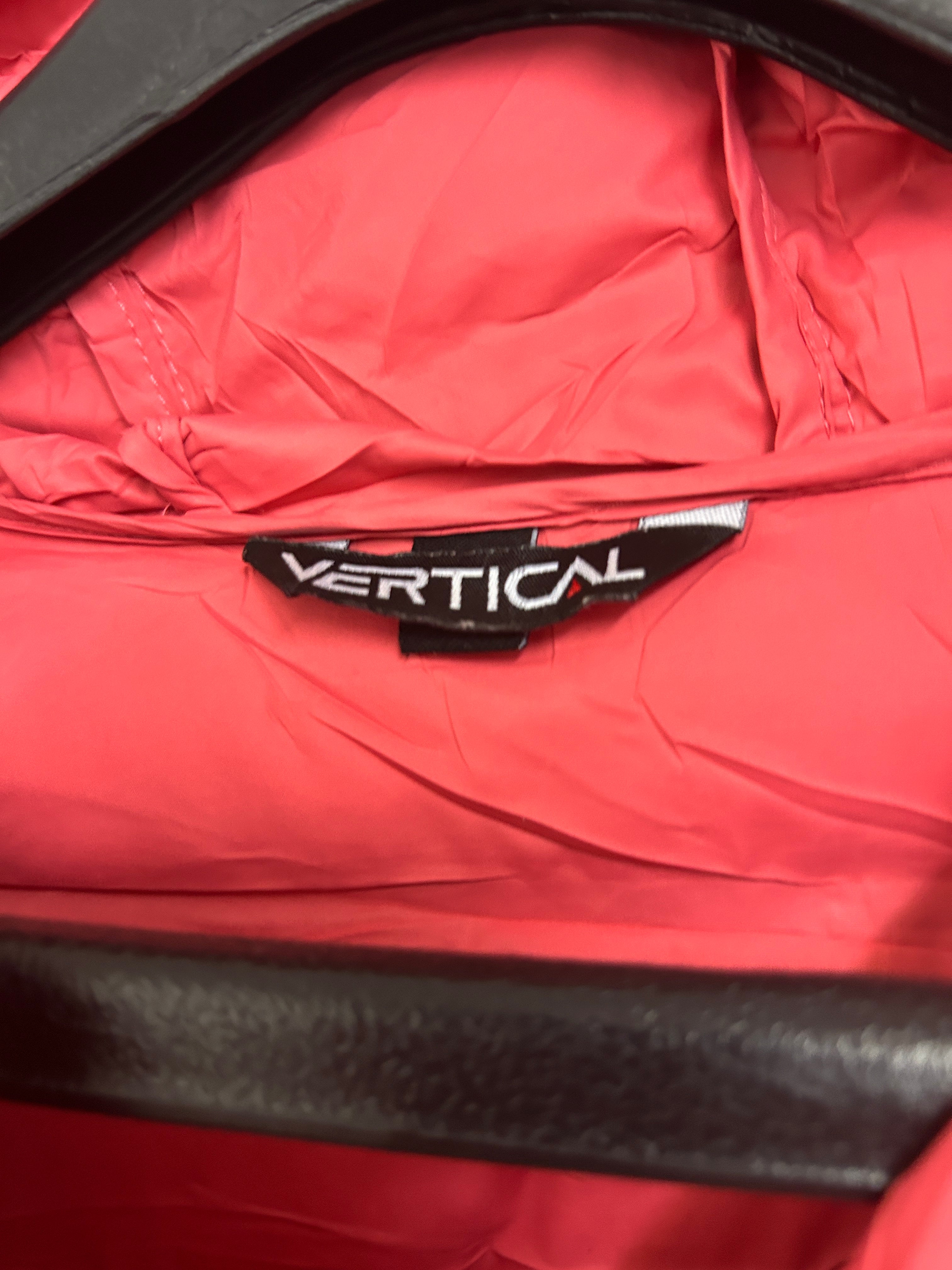 Manteau matelassé rouge à capuche — Vertical