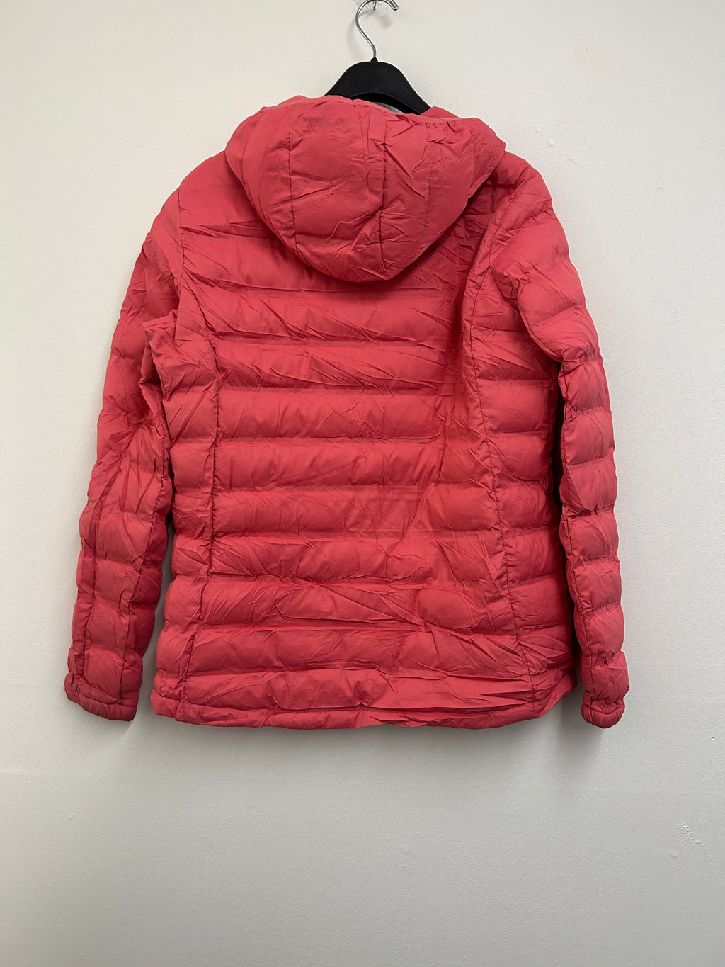 Manteau matelassé rouge à capuche — Vertical