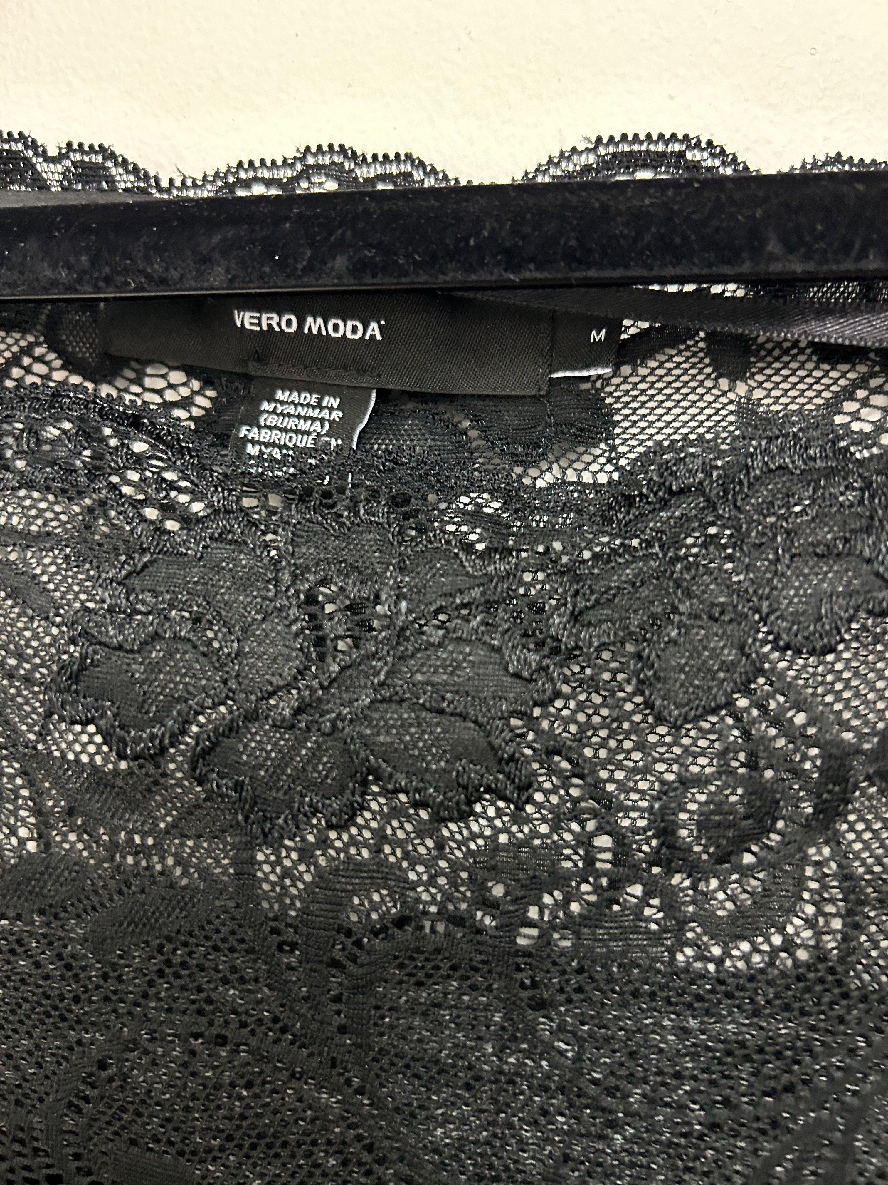 Chandail à dentelle noire — Vero Moda