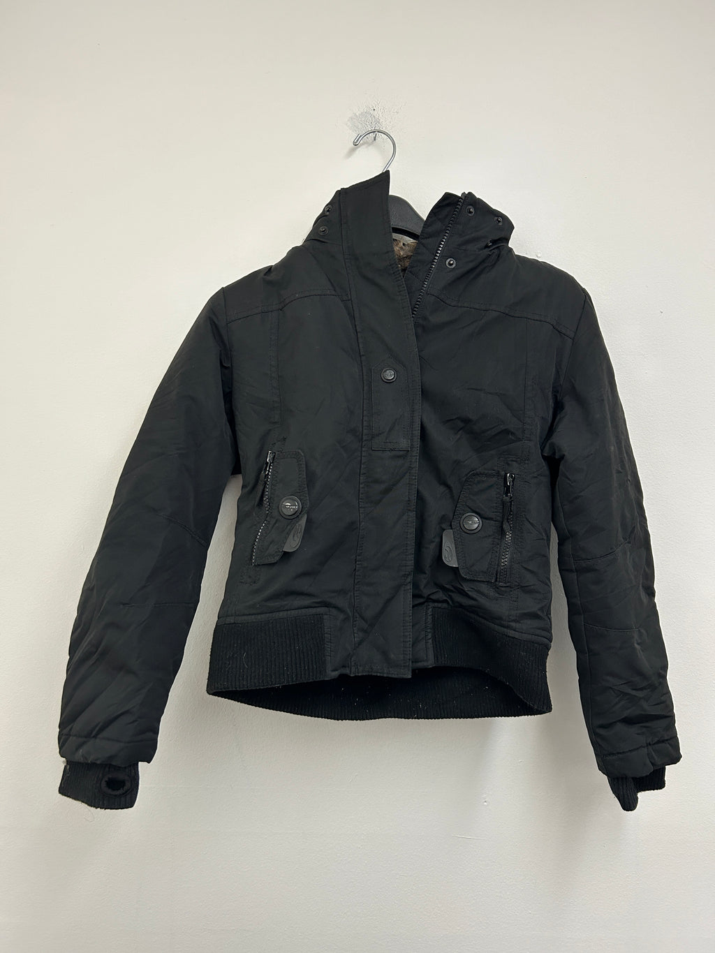Manteau court noir doublé en fausse fourrure — POINT ZERO