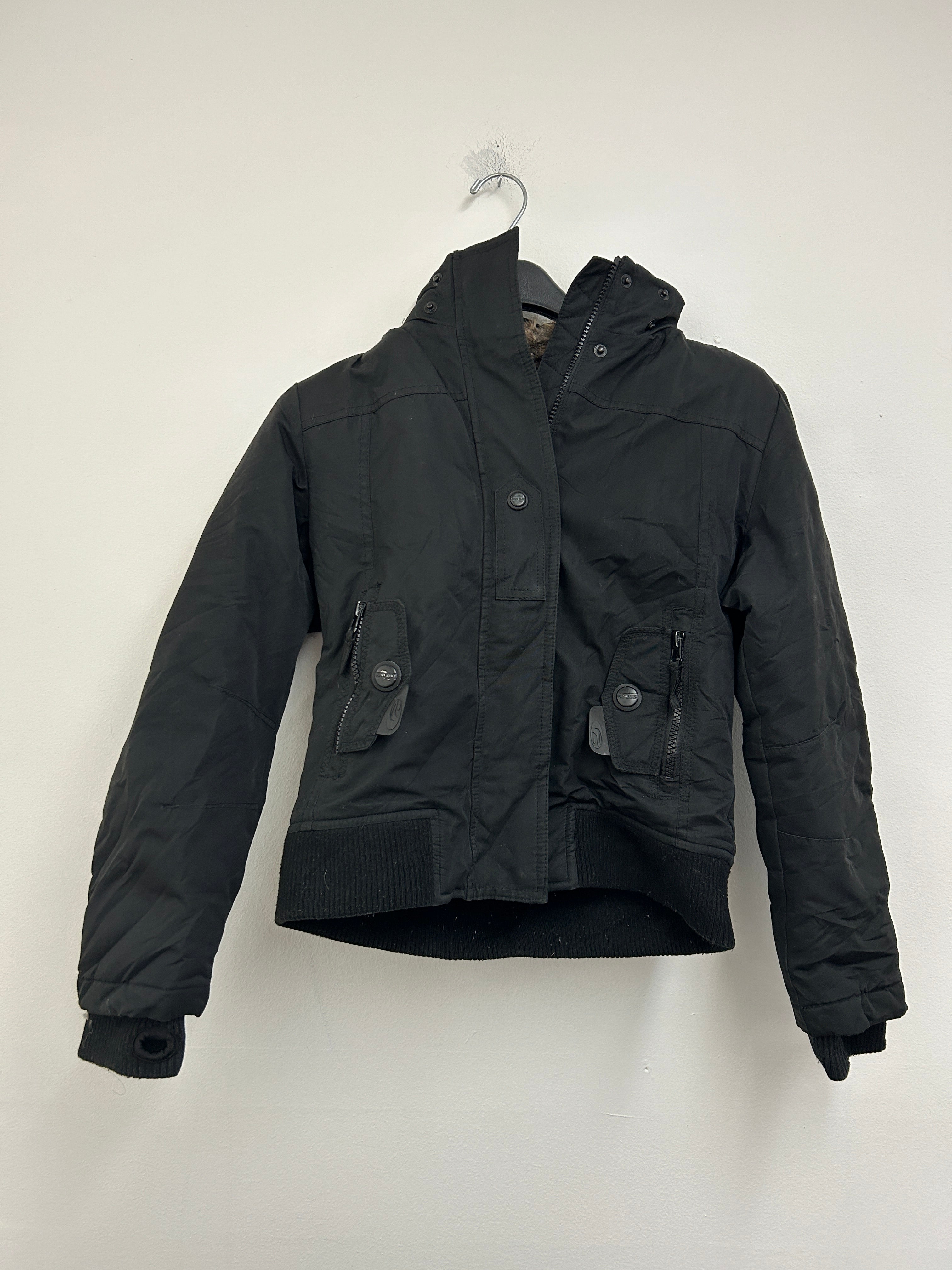 Manteau court noir doublé en fausse fourrure — POINT ZERO