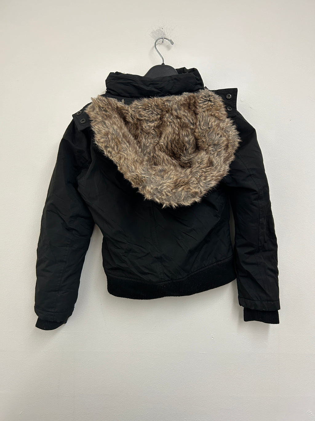 Manteau court noir doublé en fausse fourrure — POINT ZERO