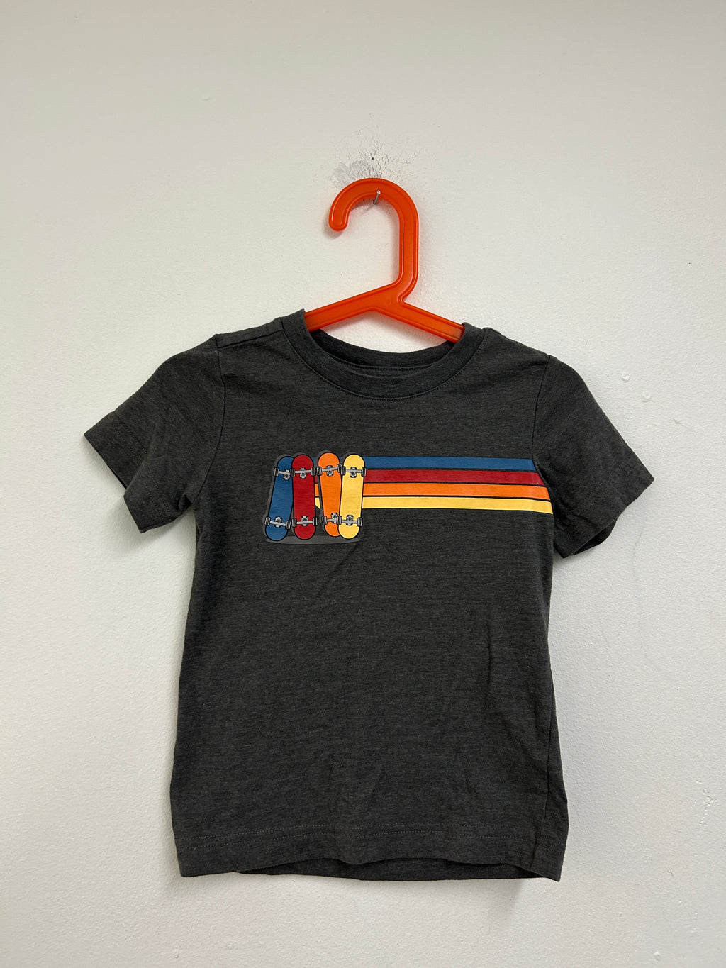 T-shirt gris à motif skateboard — Pekkle