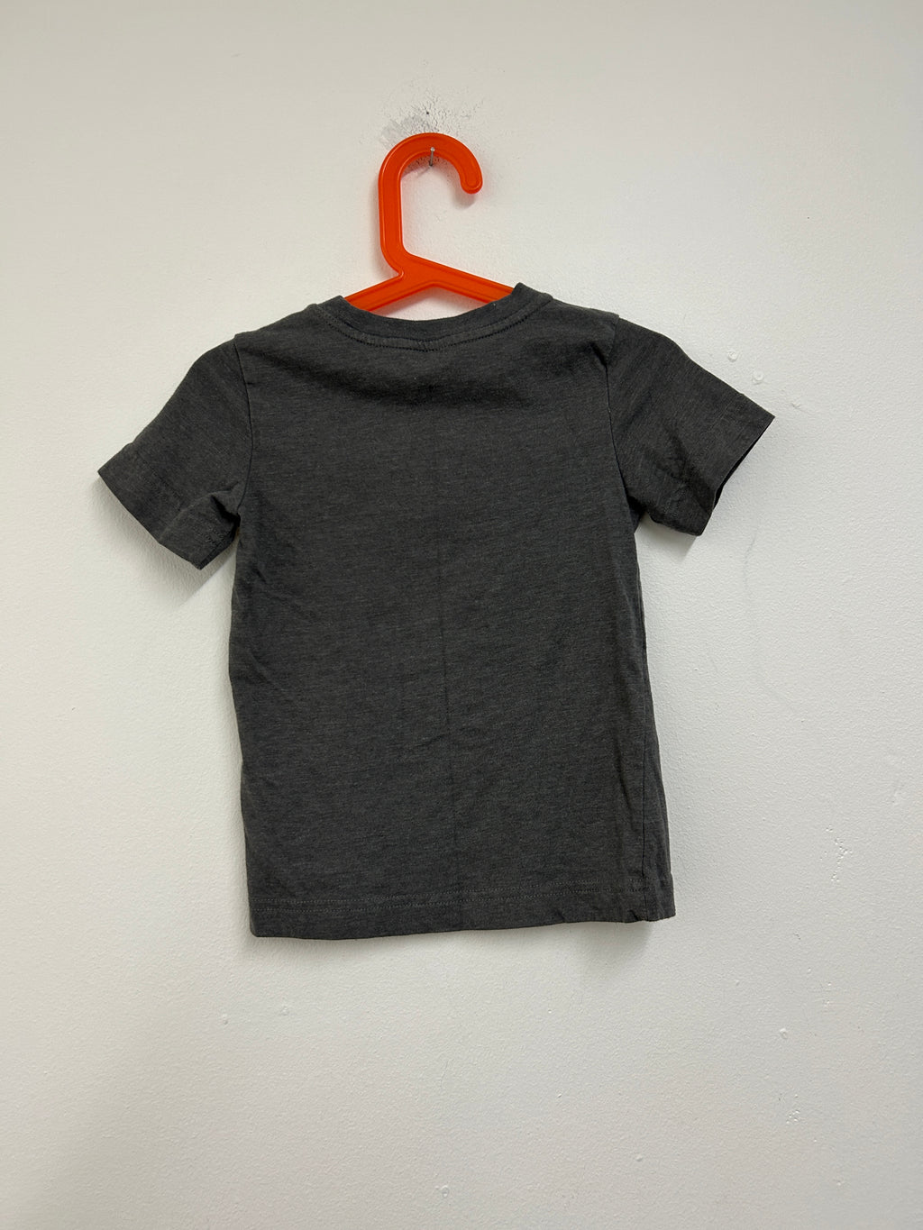 T-shirt gris à motif skateboard — Pekkle