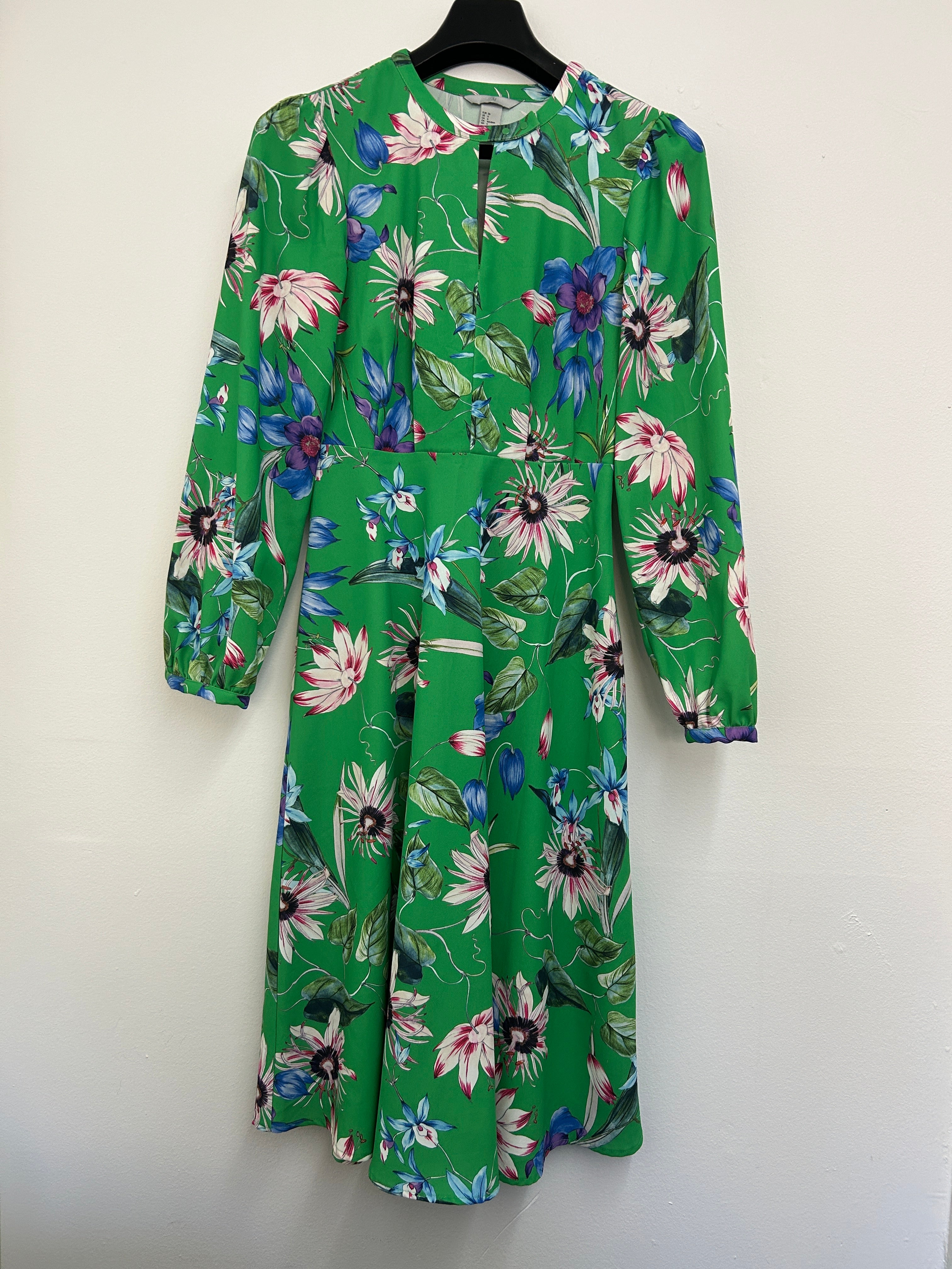 Robe fleurie verte à manches longues — H&M