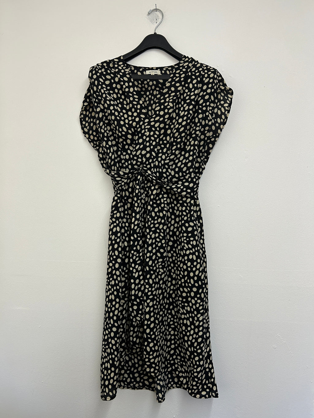 Robe à pois noir et beige — Max Studio