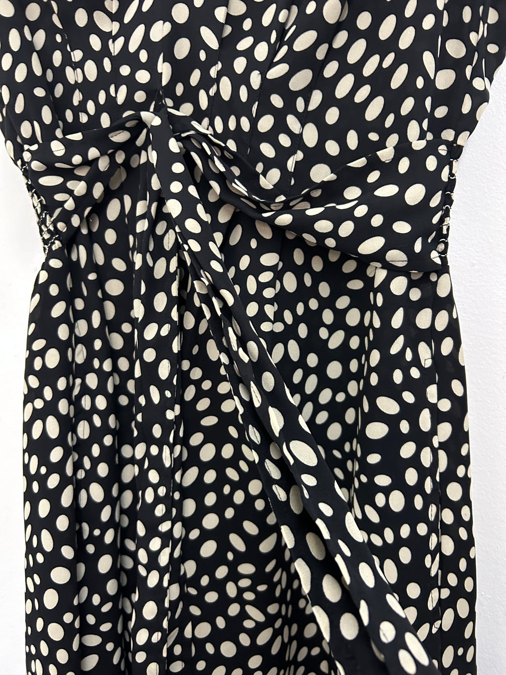 Robe à pois noir et beige — Max Studio