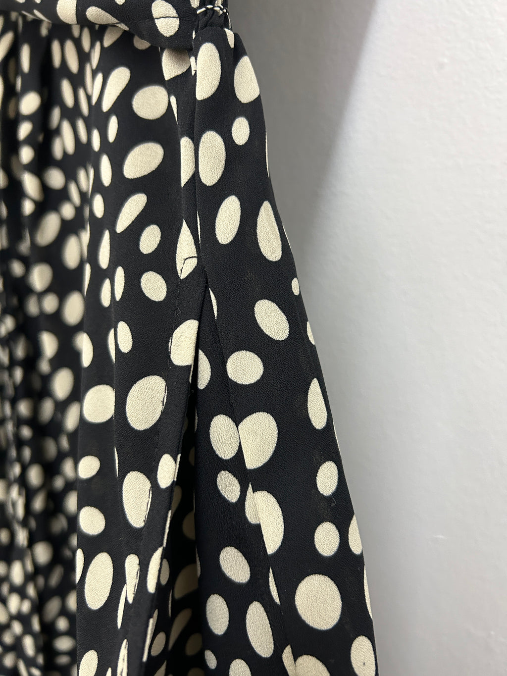Robe à pois noir et beige — Max Studio