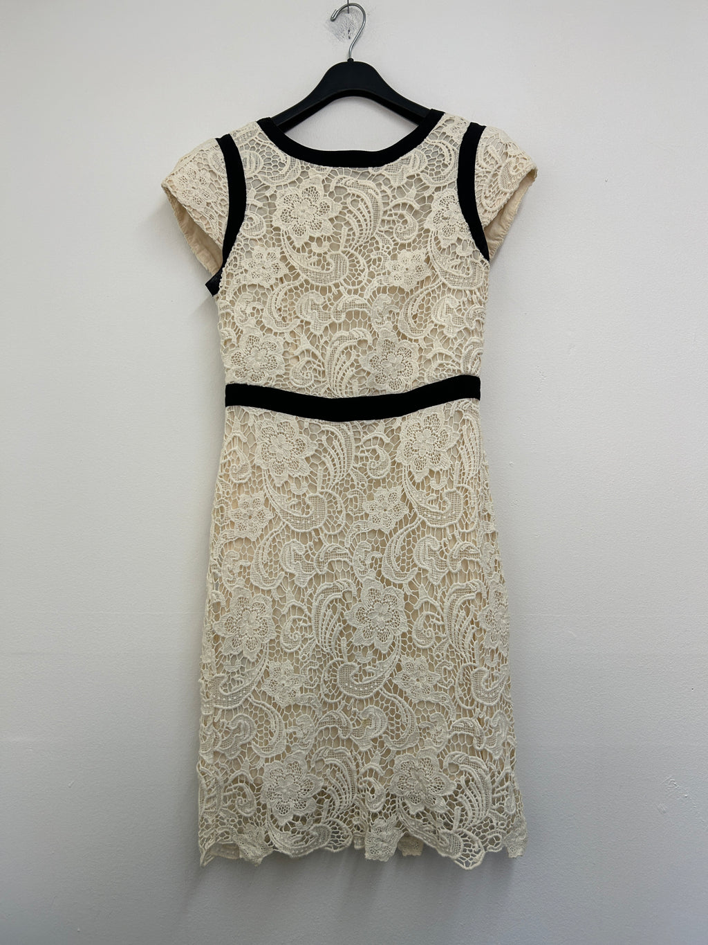 Robe en dentelle crème avec détails noirs — Mango