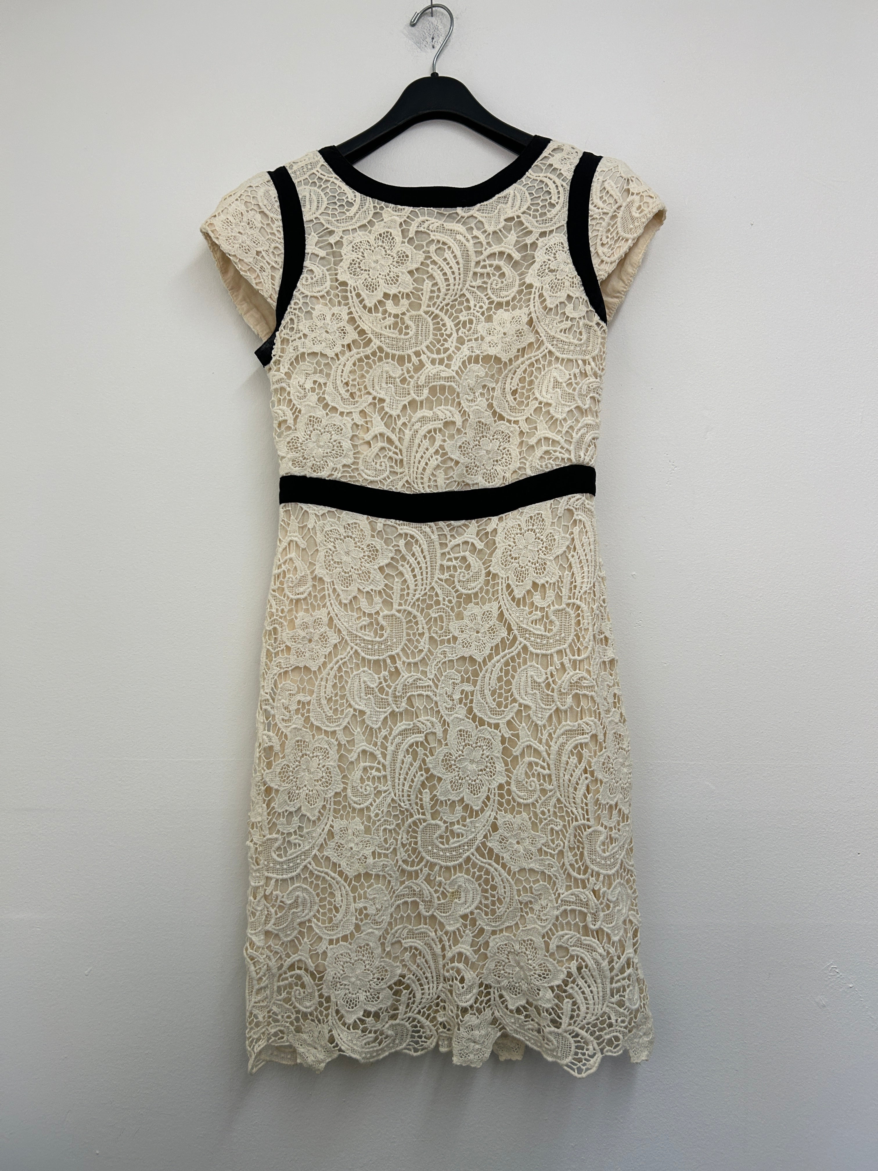 Robe en dentelle crème avec détails noirs — Mango