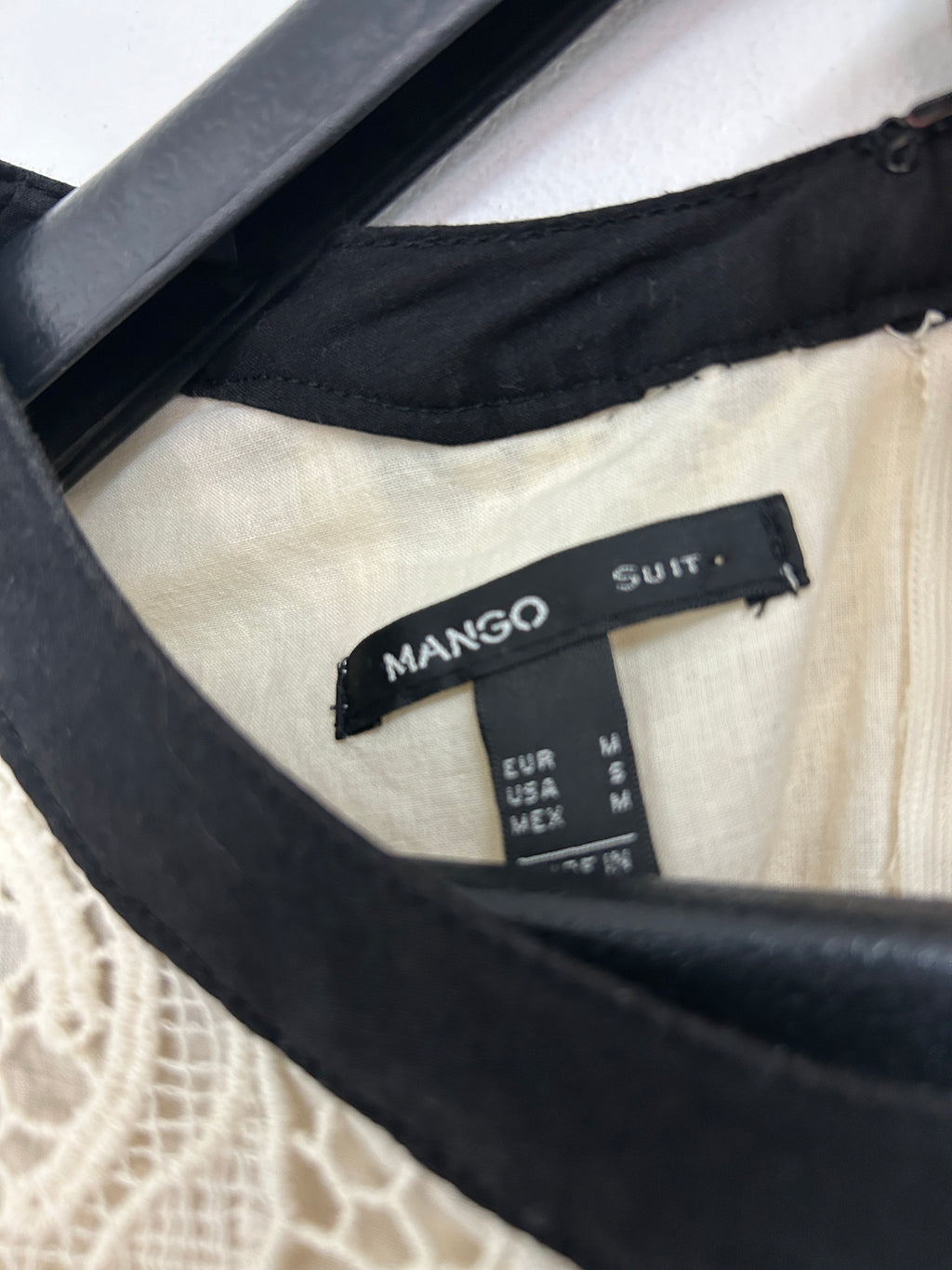 Robe en dentelle crème avec détails noirs — Mango