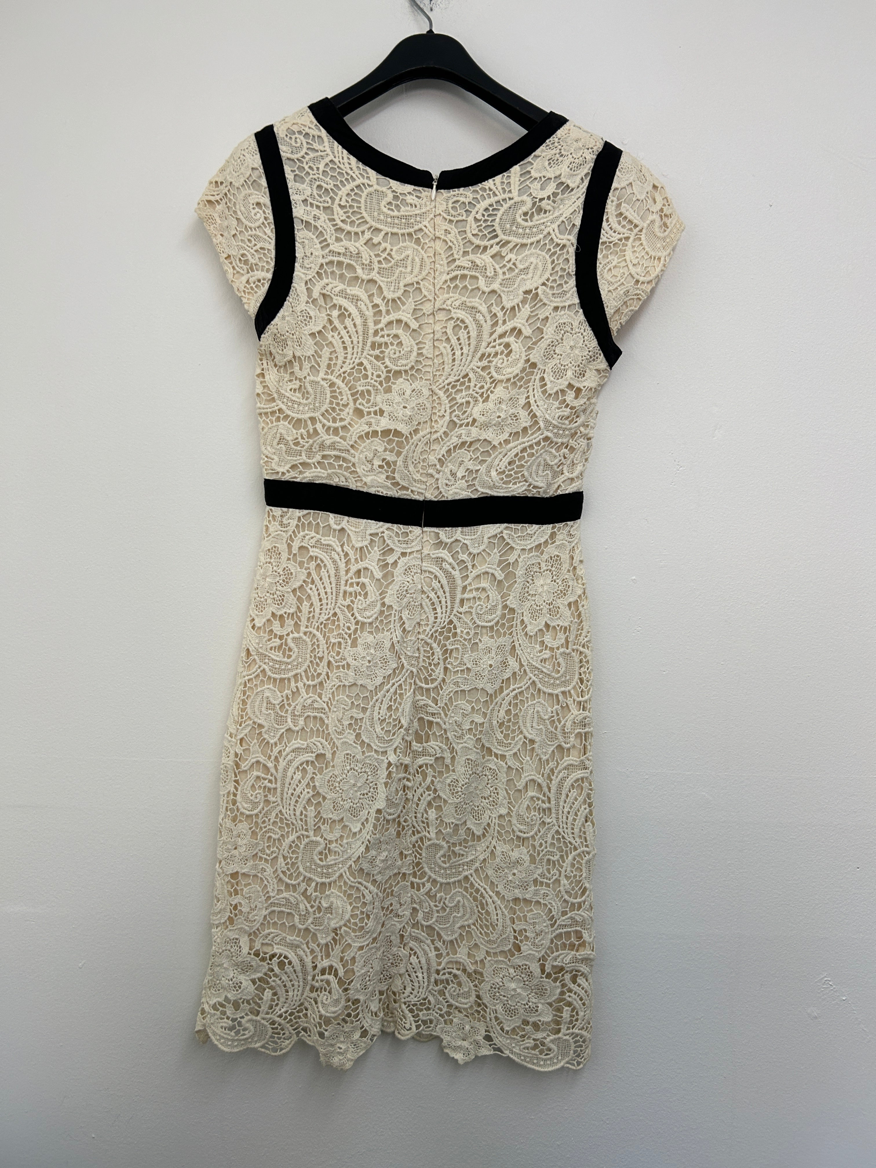 Robe en dentelle crème avec détails noirs — Mango