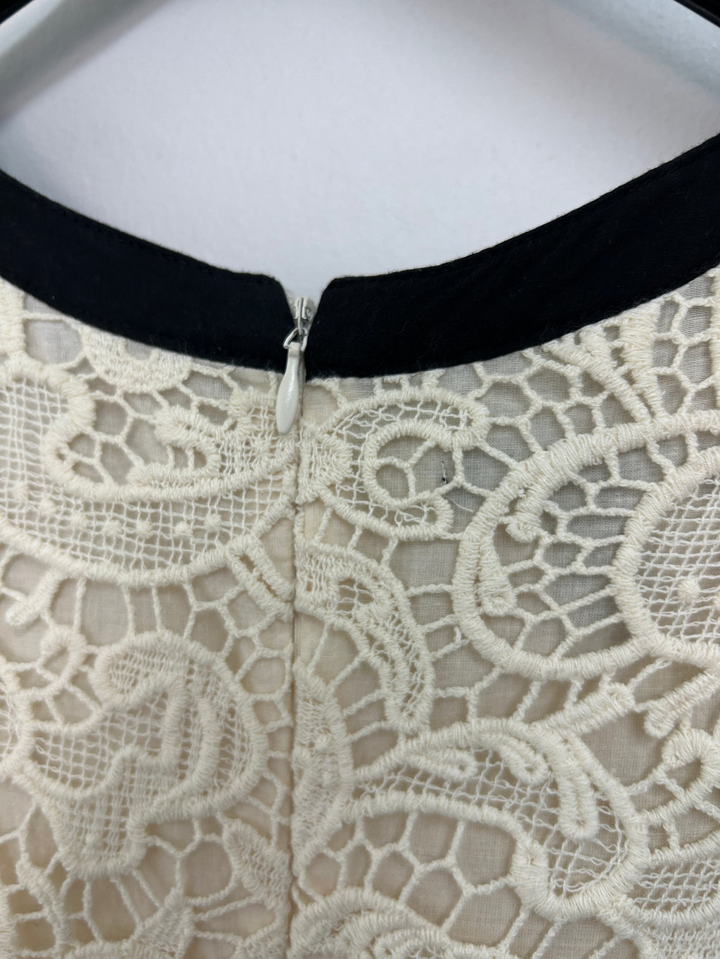 Robe en dentelle crème avec détails noirs — Mango