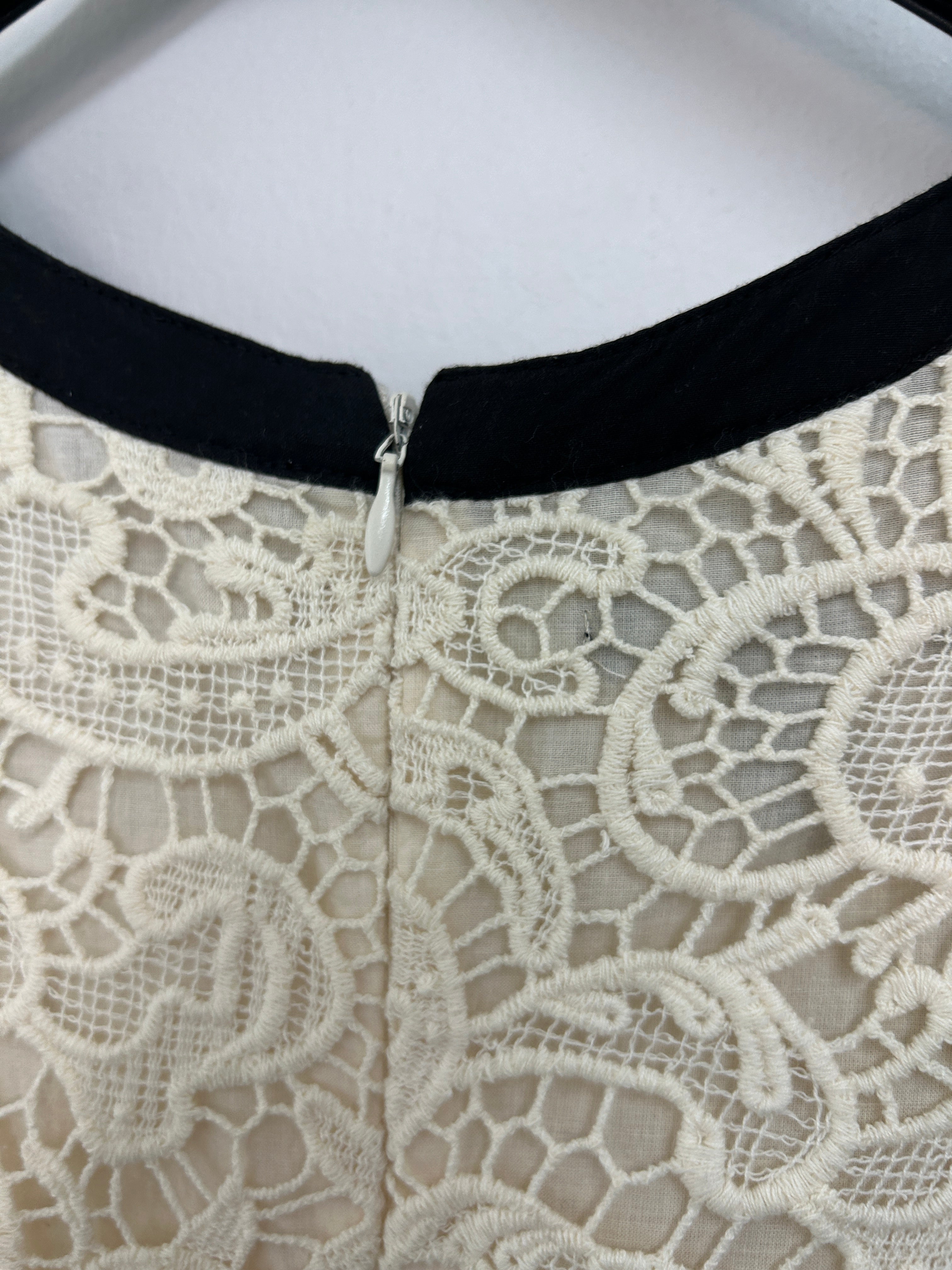 Robe en dentelle crème avec détails noirs — Mango