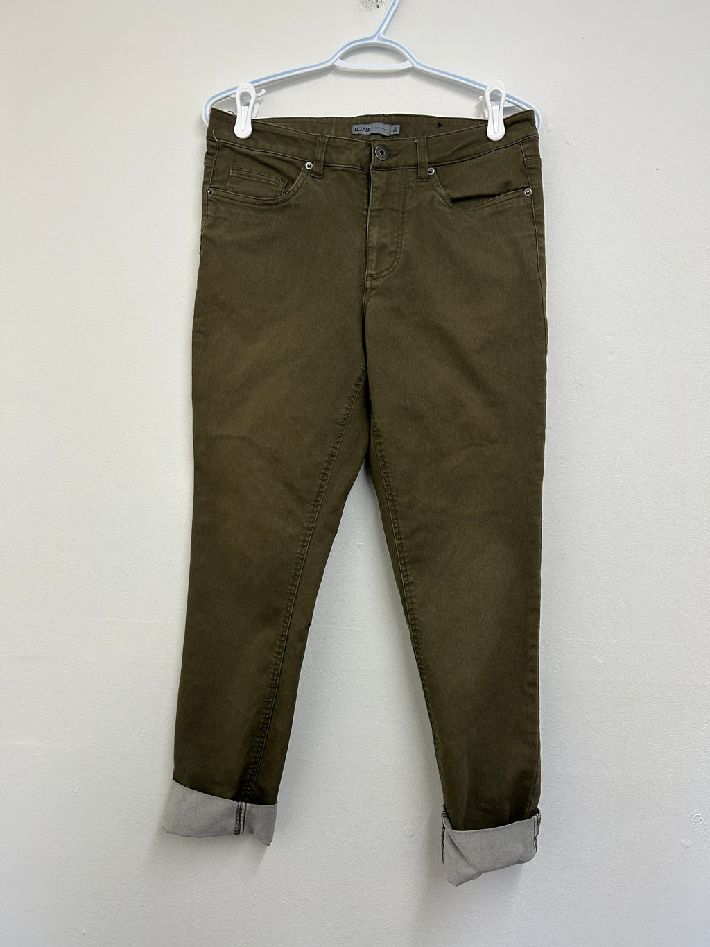 Pantalon kaki ajusté à revers — Djab par Simons