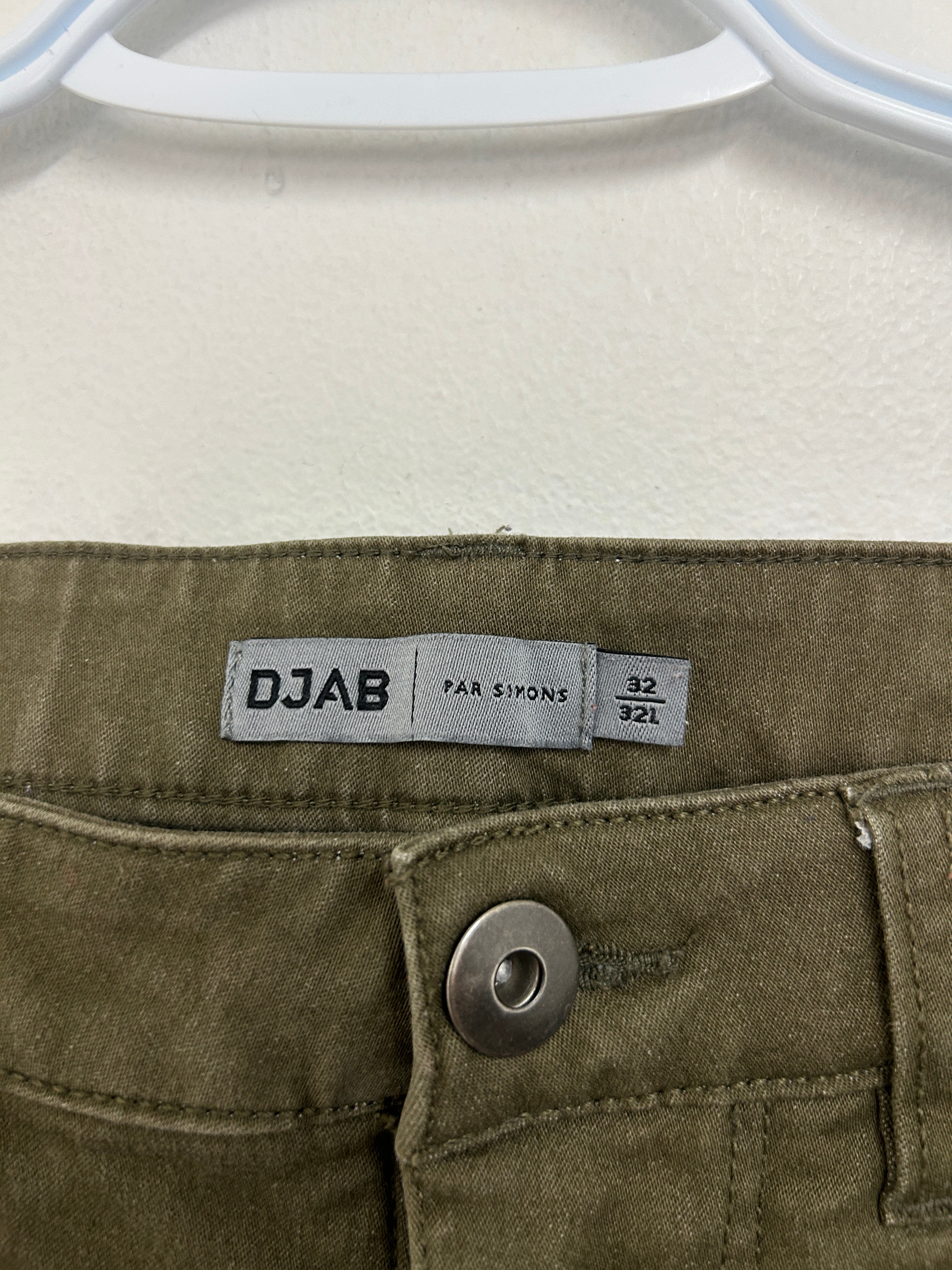 Pantalon kaki ajusté à revers — Djab par Simons